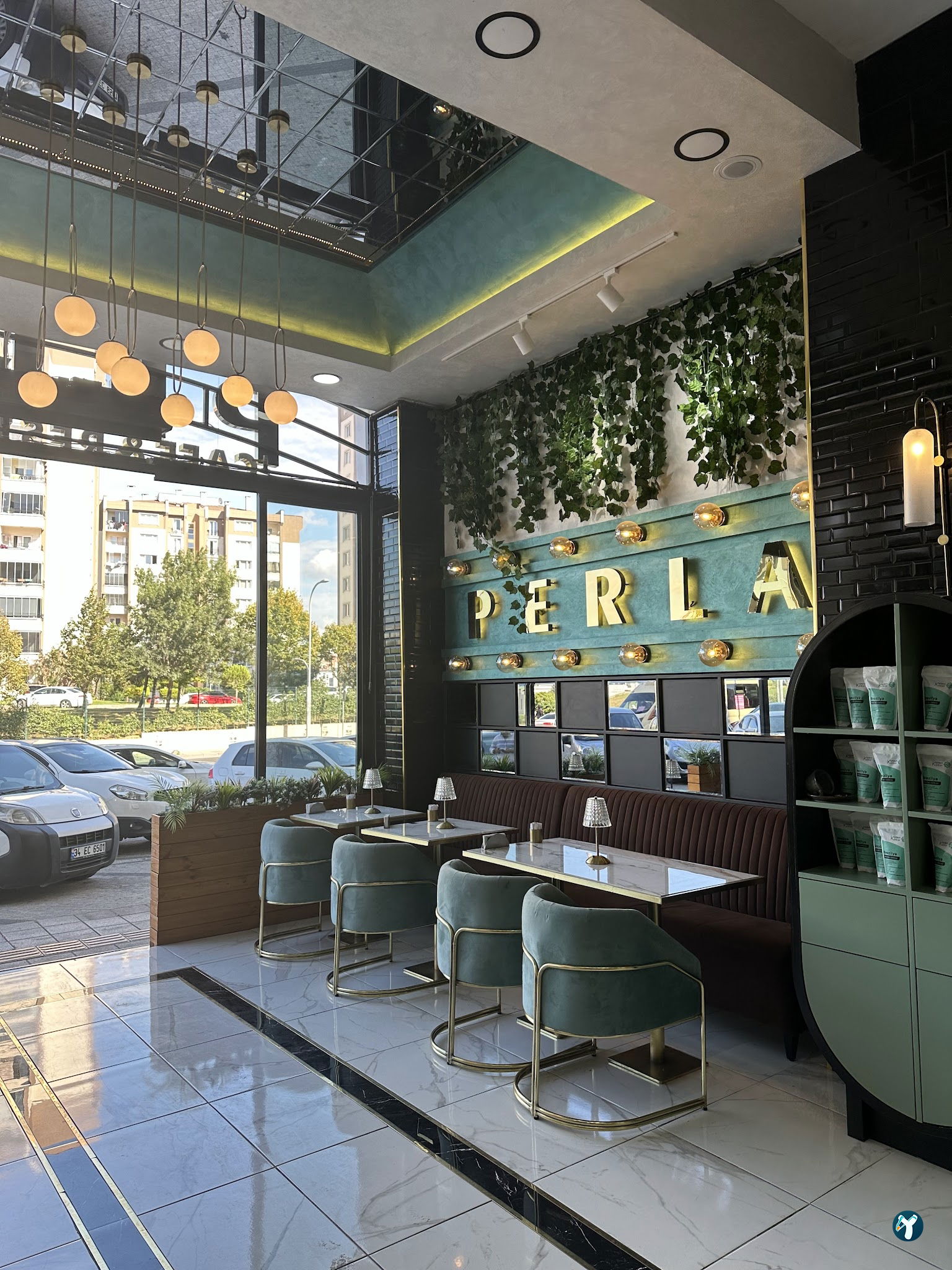 Perla Cafe Restaurant