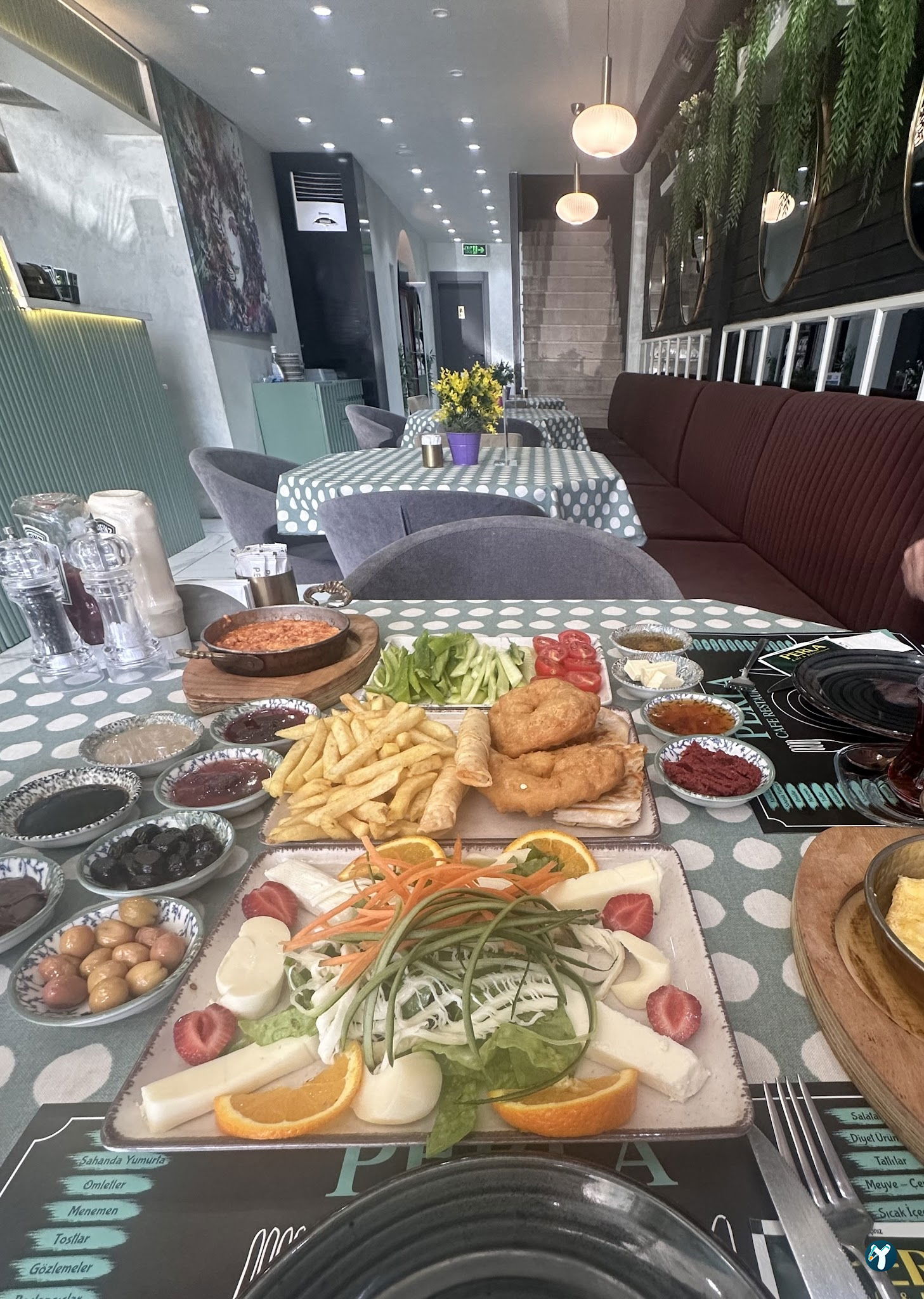 Perla Cafe Restaurant