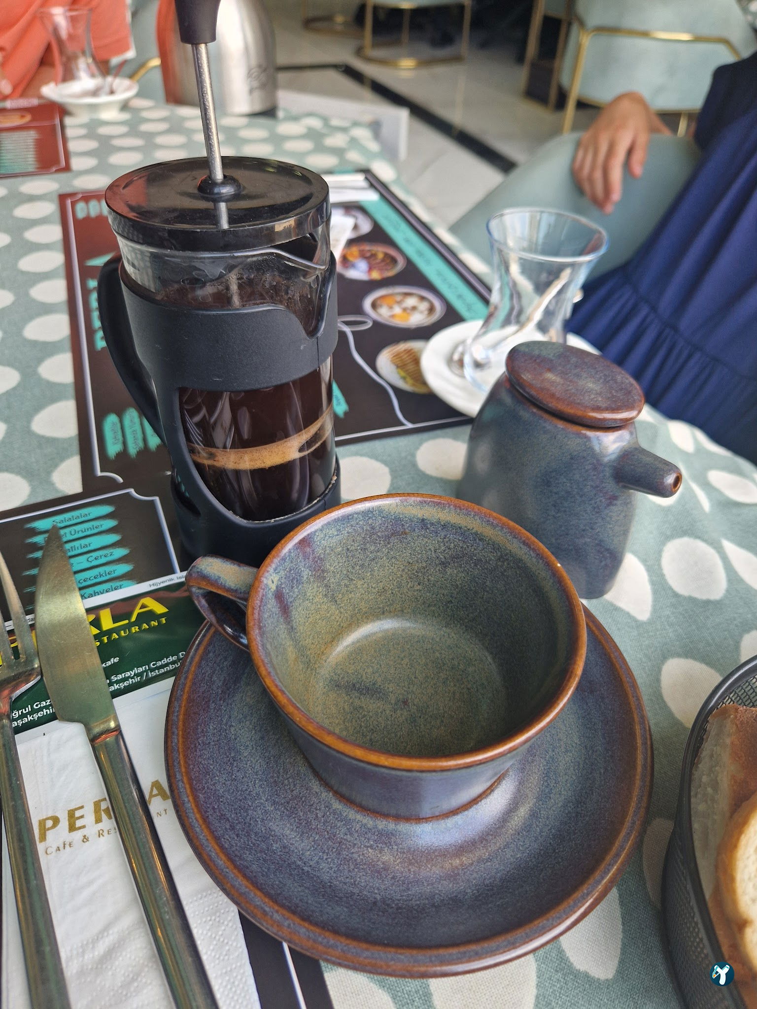 Perla Cafe Restaurant