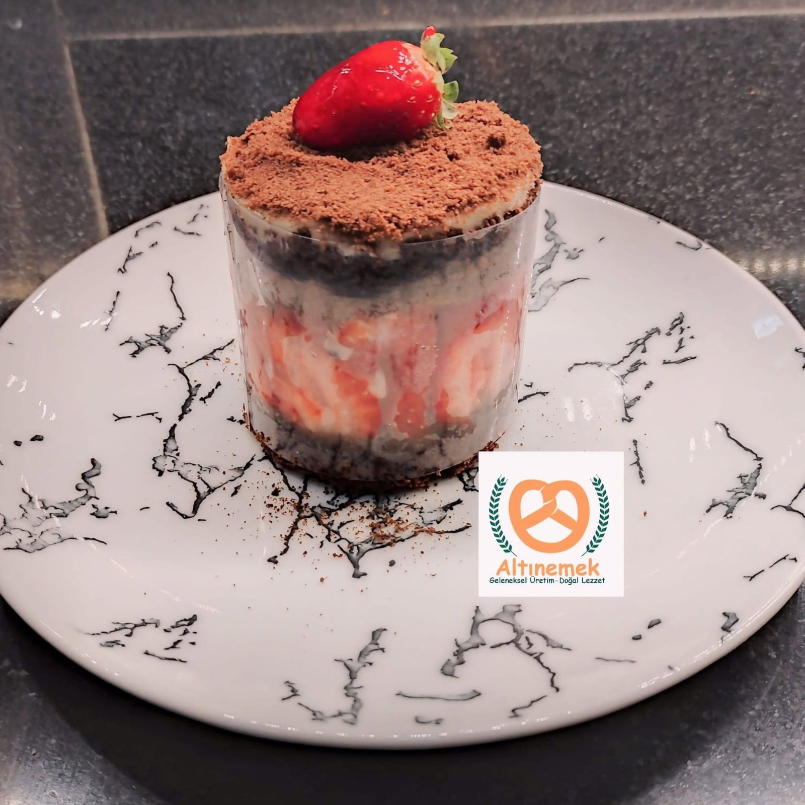 Çilekli Brownie Velvet Pasta (1 Kişilik)
