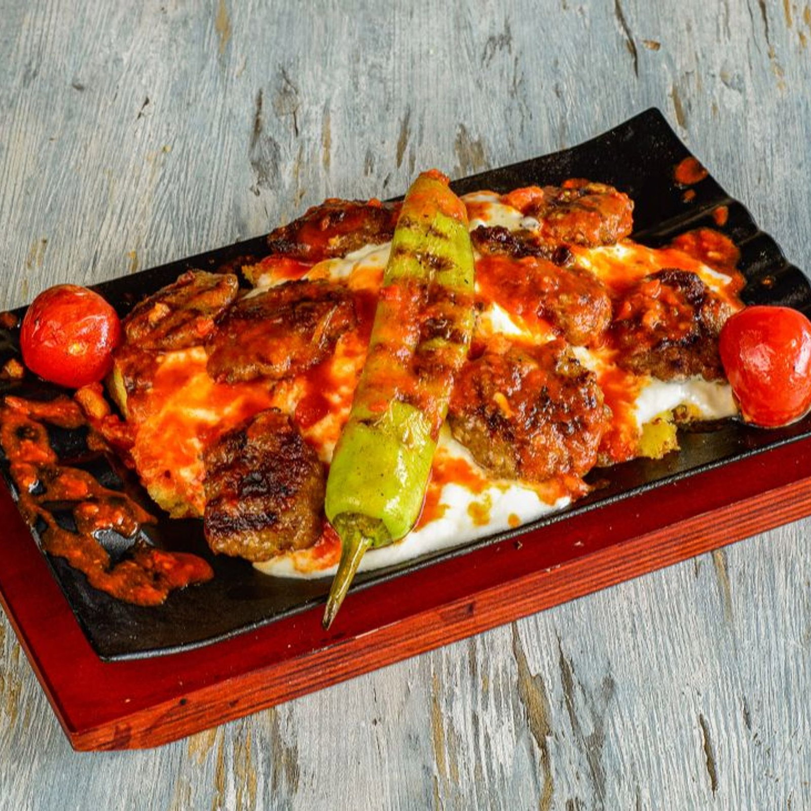 Yoğurt Soslu Ödemiş Köfte