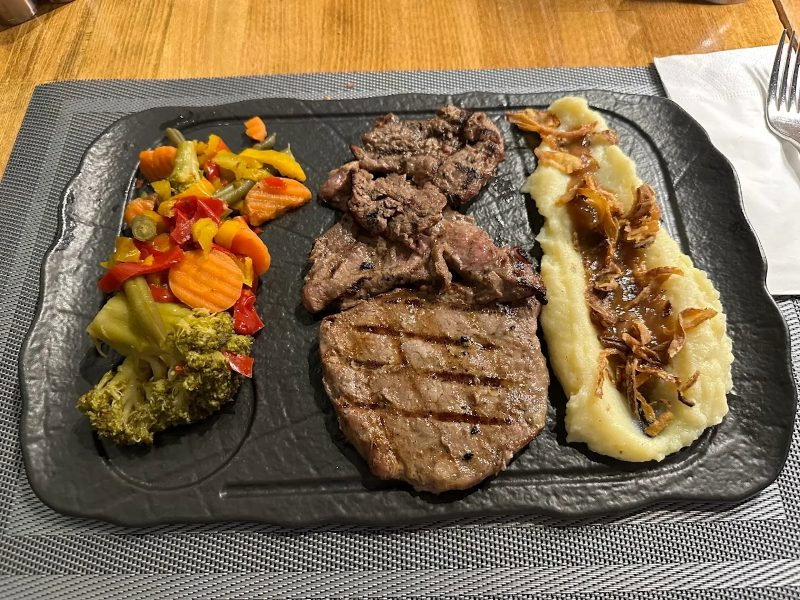 Mengoli Burgers Steak Fries