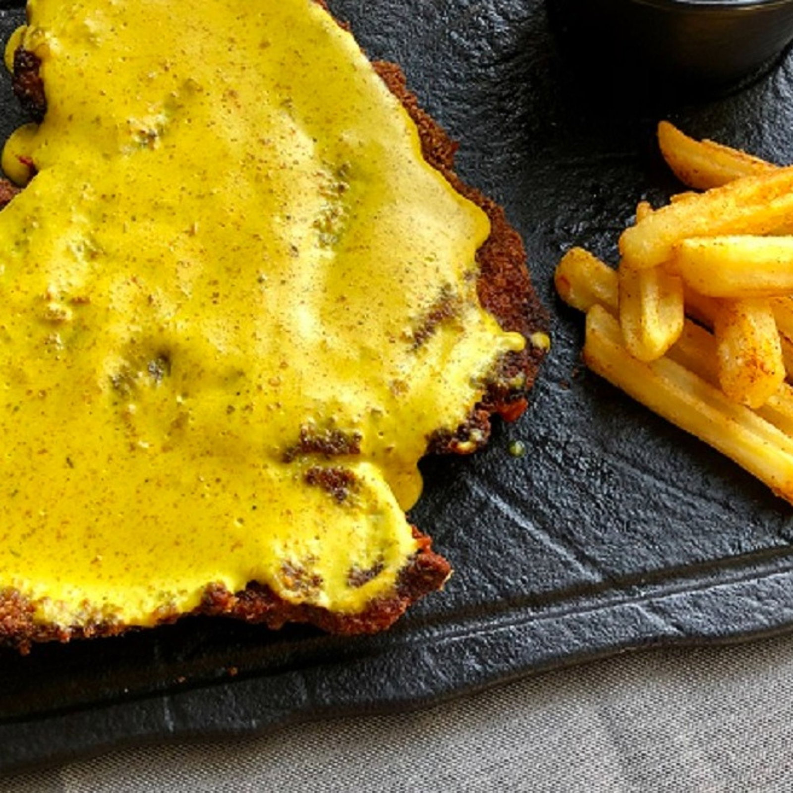 Köri Soslu Tavuk Şnitzel