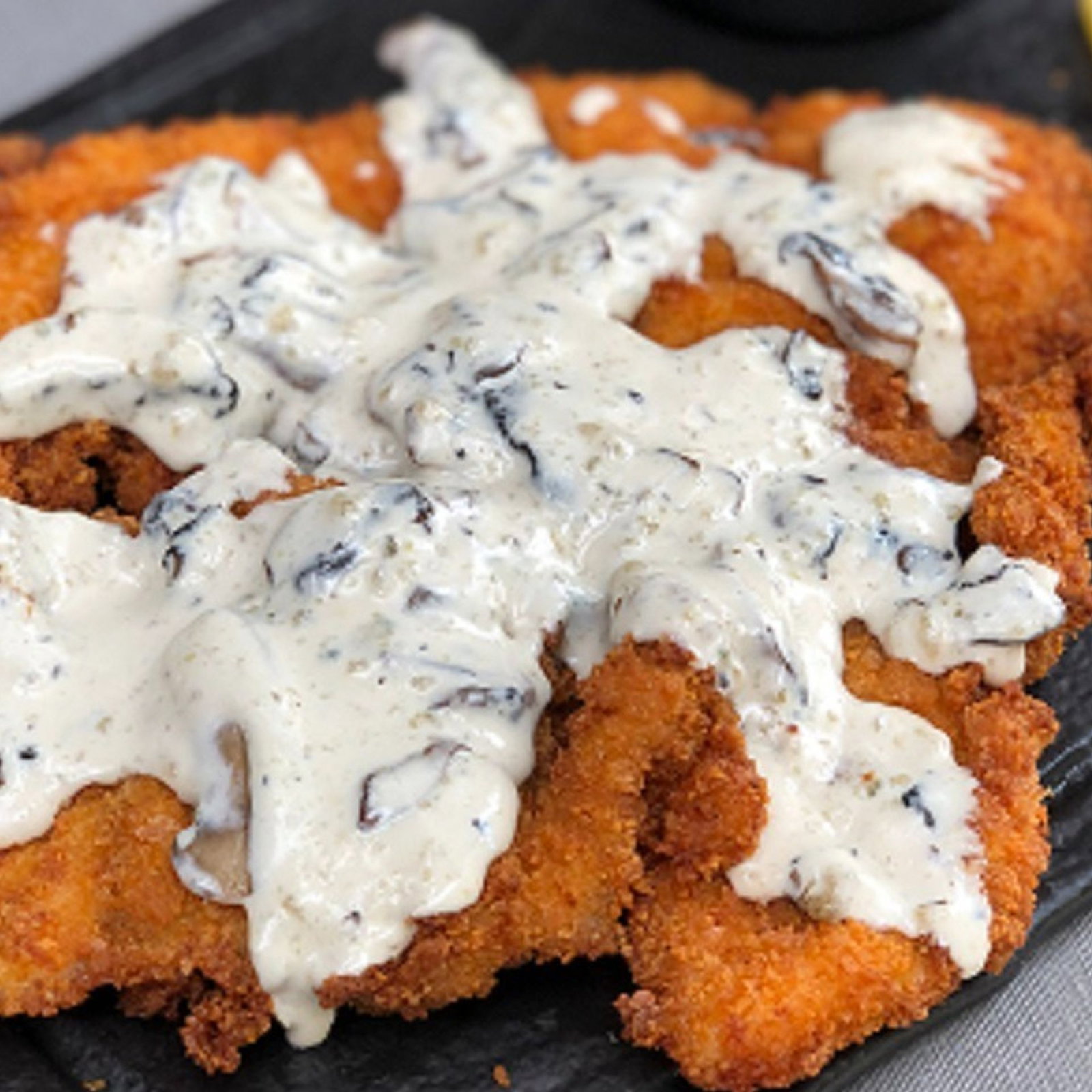 Kremalı Mantar Soslu Tavuk Şnitzel