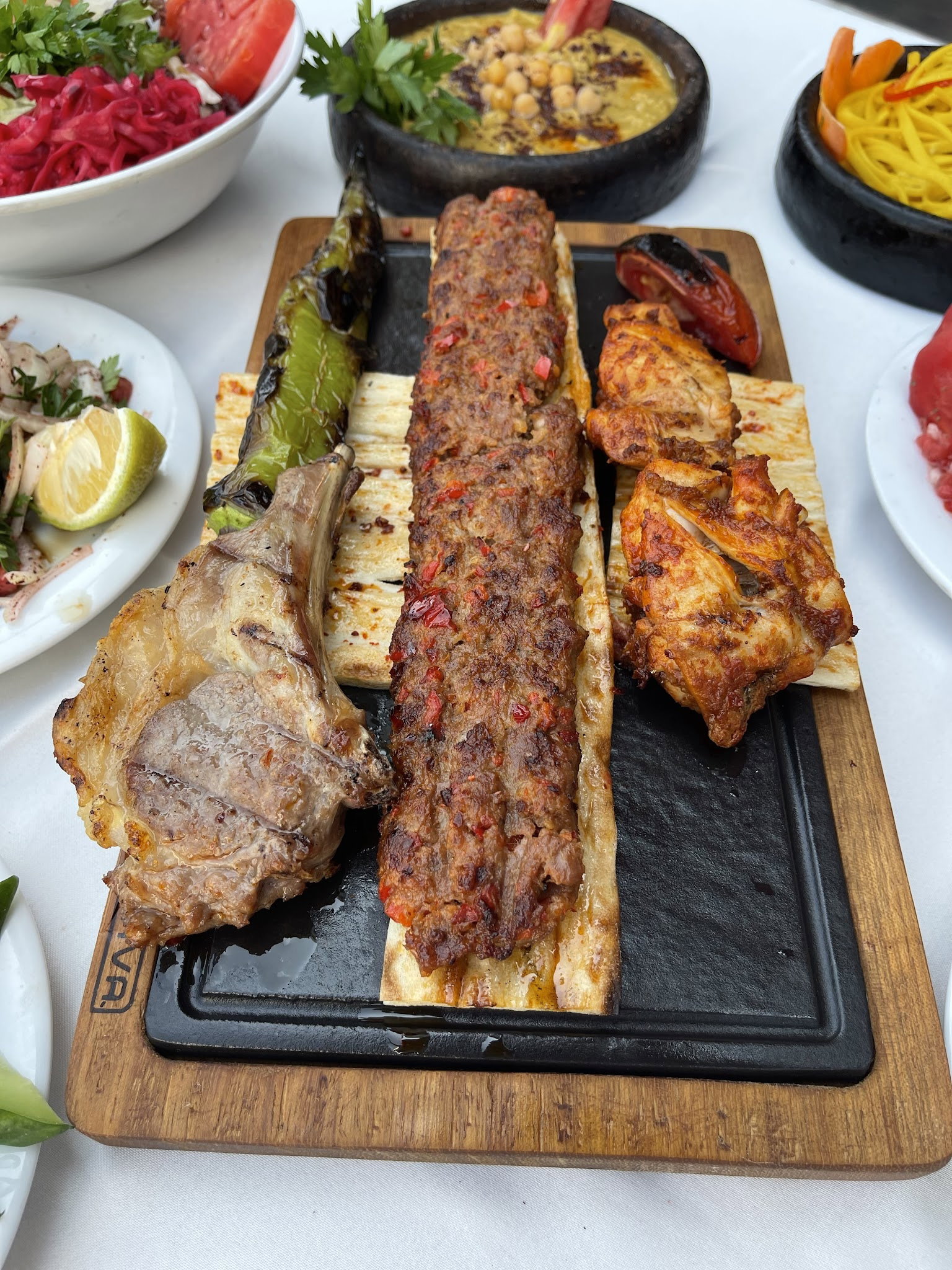 Adana Okka Et Kebap & Pirzola & Steak & Tavuk & Fındık Lahmacun & Humus Restoran