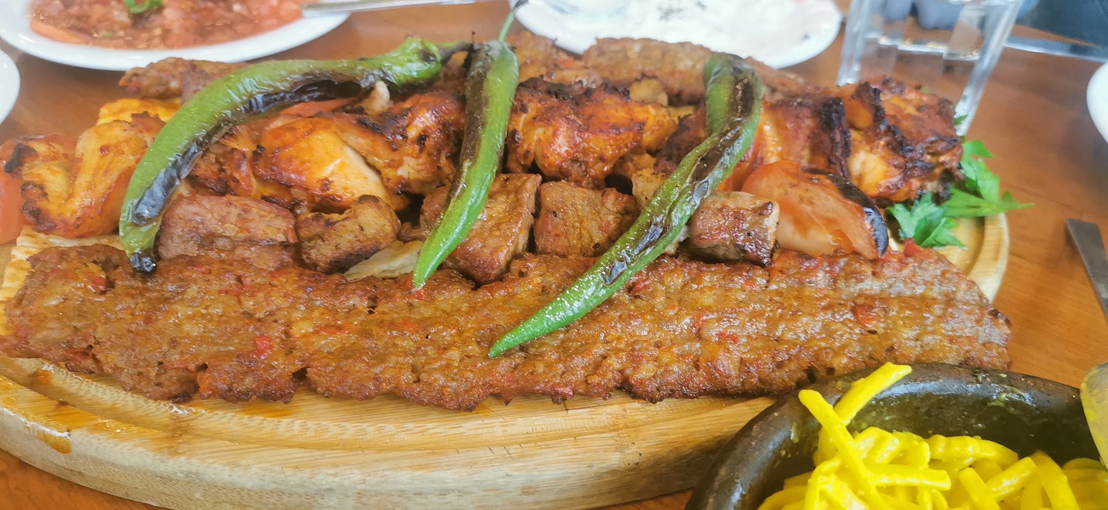 Adana Okka Et Kebap & Pirzola & Steak & Tavuk & Fındık Lahmacun & Humus Restoran