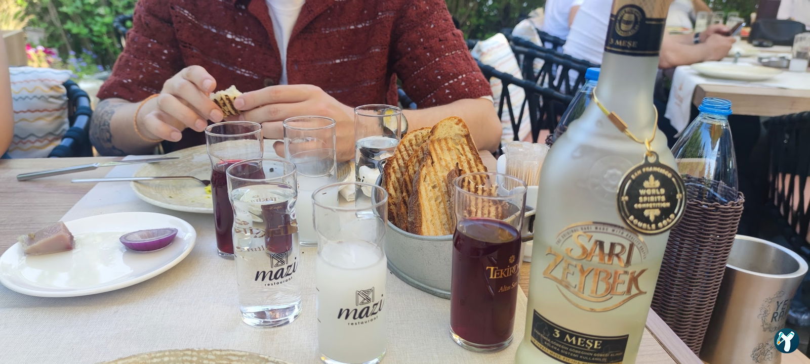 Mazi Restaurant