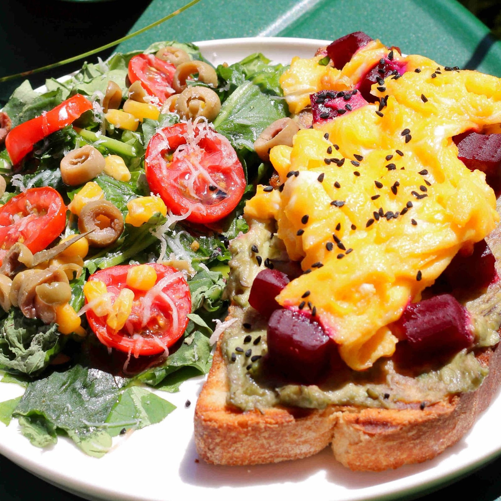 Ekmek Üstü Avokado Pancar Tartine
