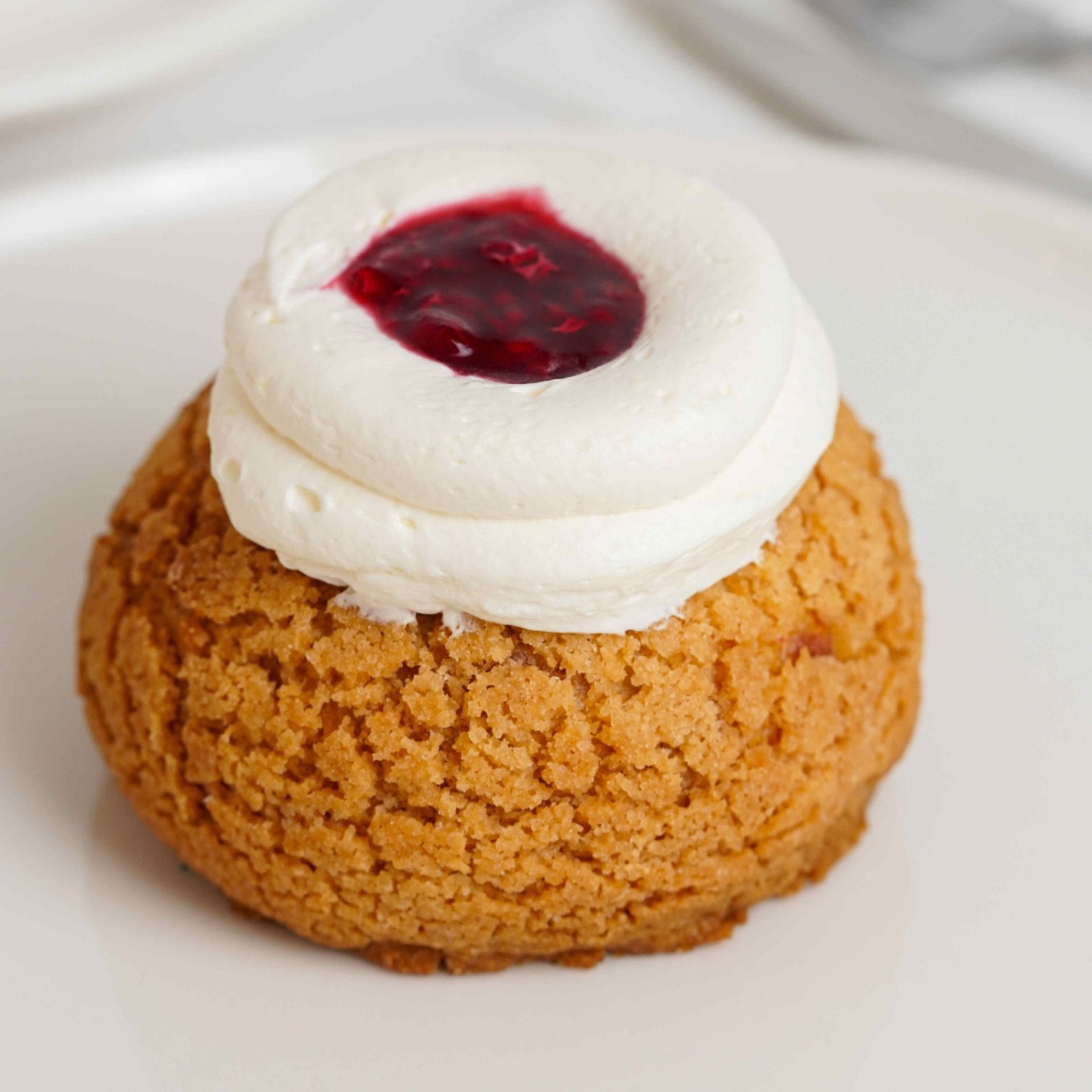 Frambuaz Soslu Cream Puff