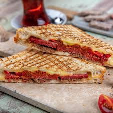 Öğrencilere Özel Kaşarlı Sucuklu Tost