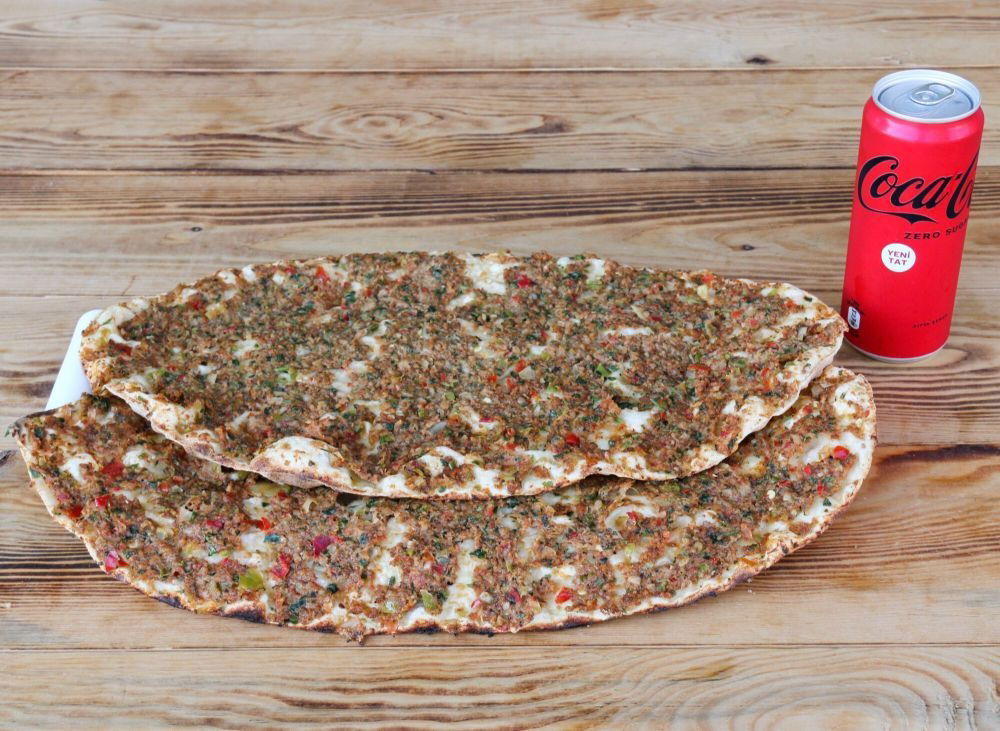 Coca-Cola Fırsatı (Kıymalı Kaşarlı Lahmacun)