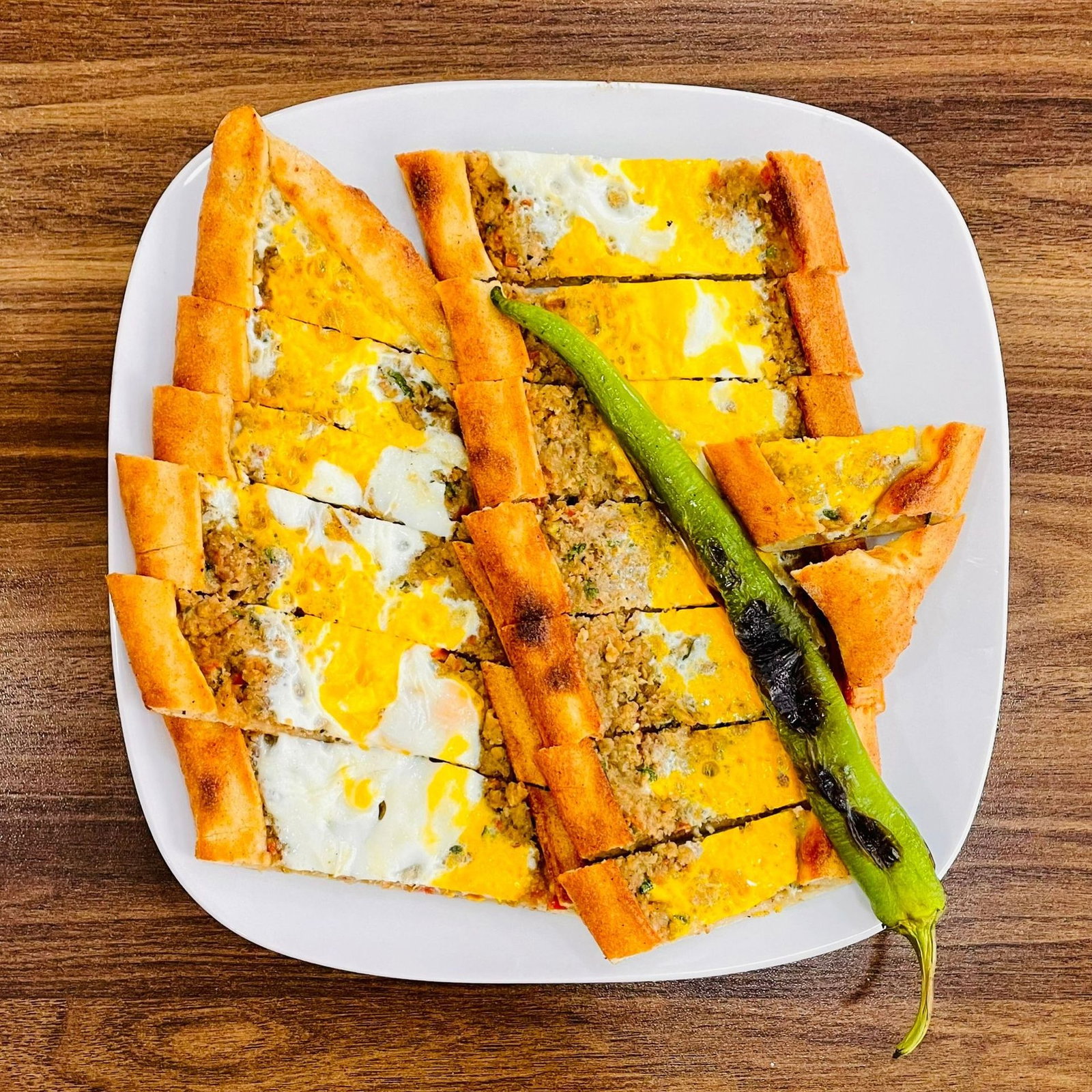 Kıymalı Yumurtalı Pide