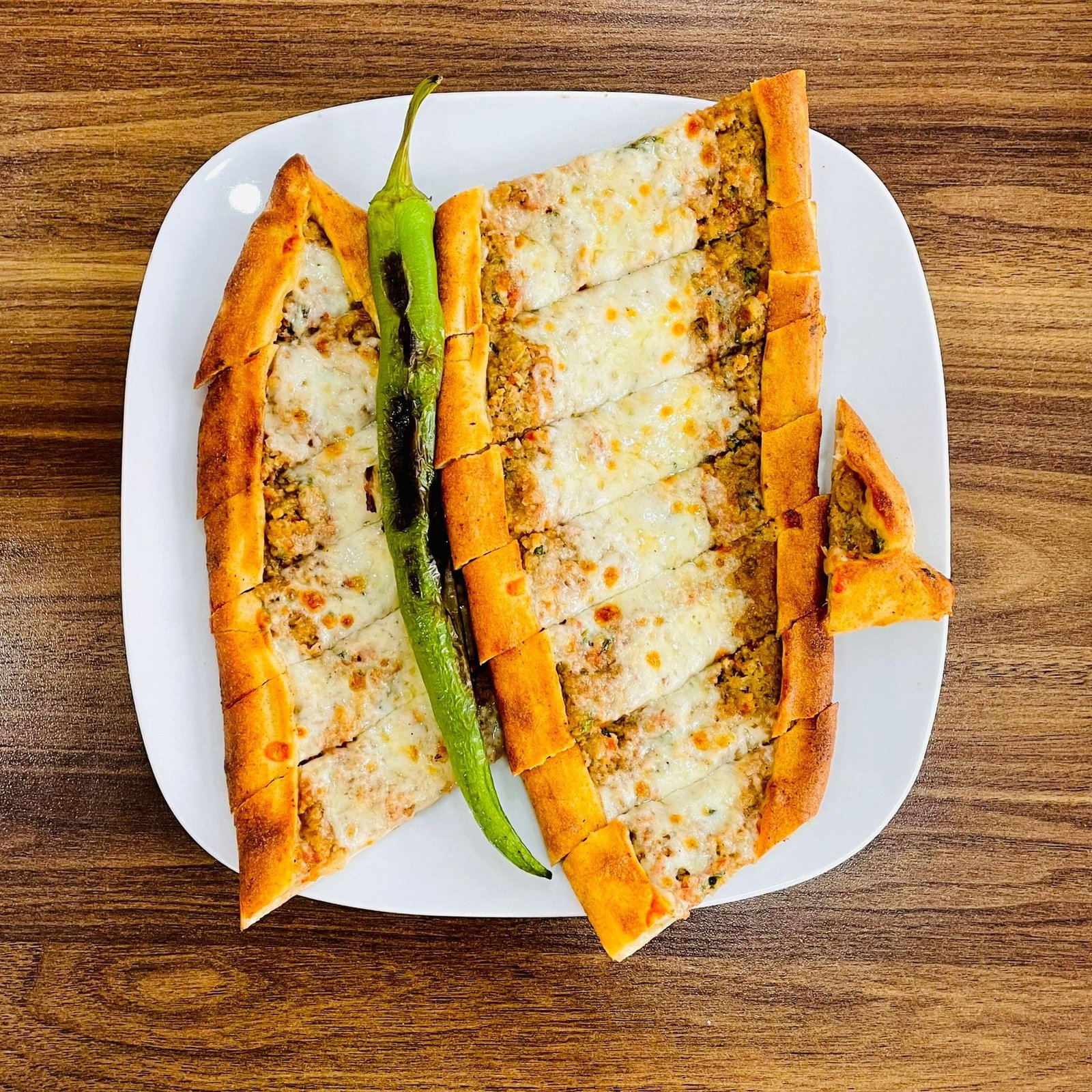 Soğanlı Kıymalı Kaşarlı Pide