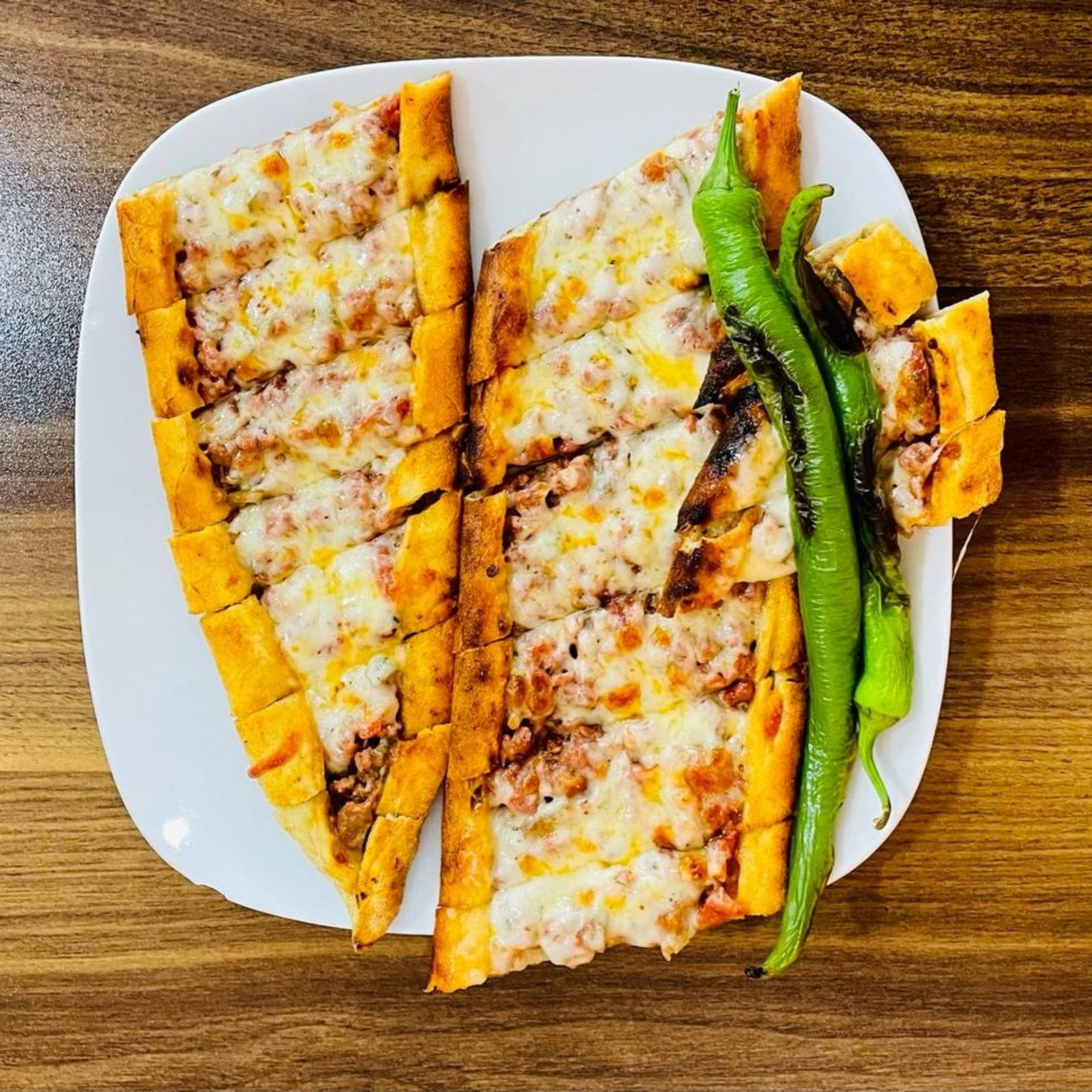 Kuşbaşılı Kaşarlı Pide