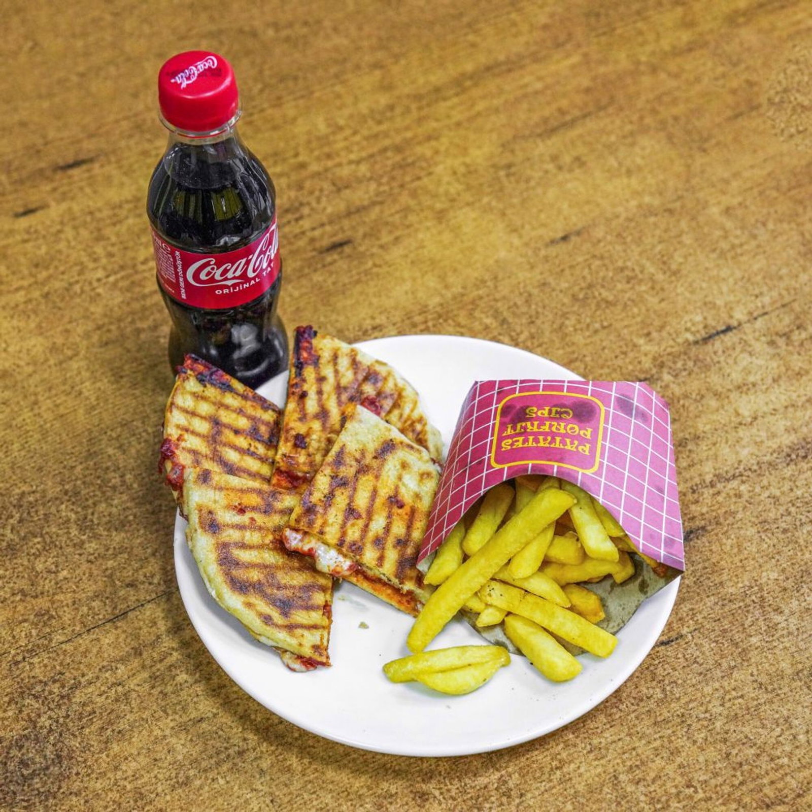 Bazlama Ekmeğine Kavurma Kaşarlı Tost (2-3 Kişilik) Menü