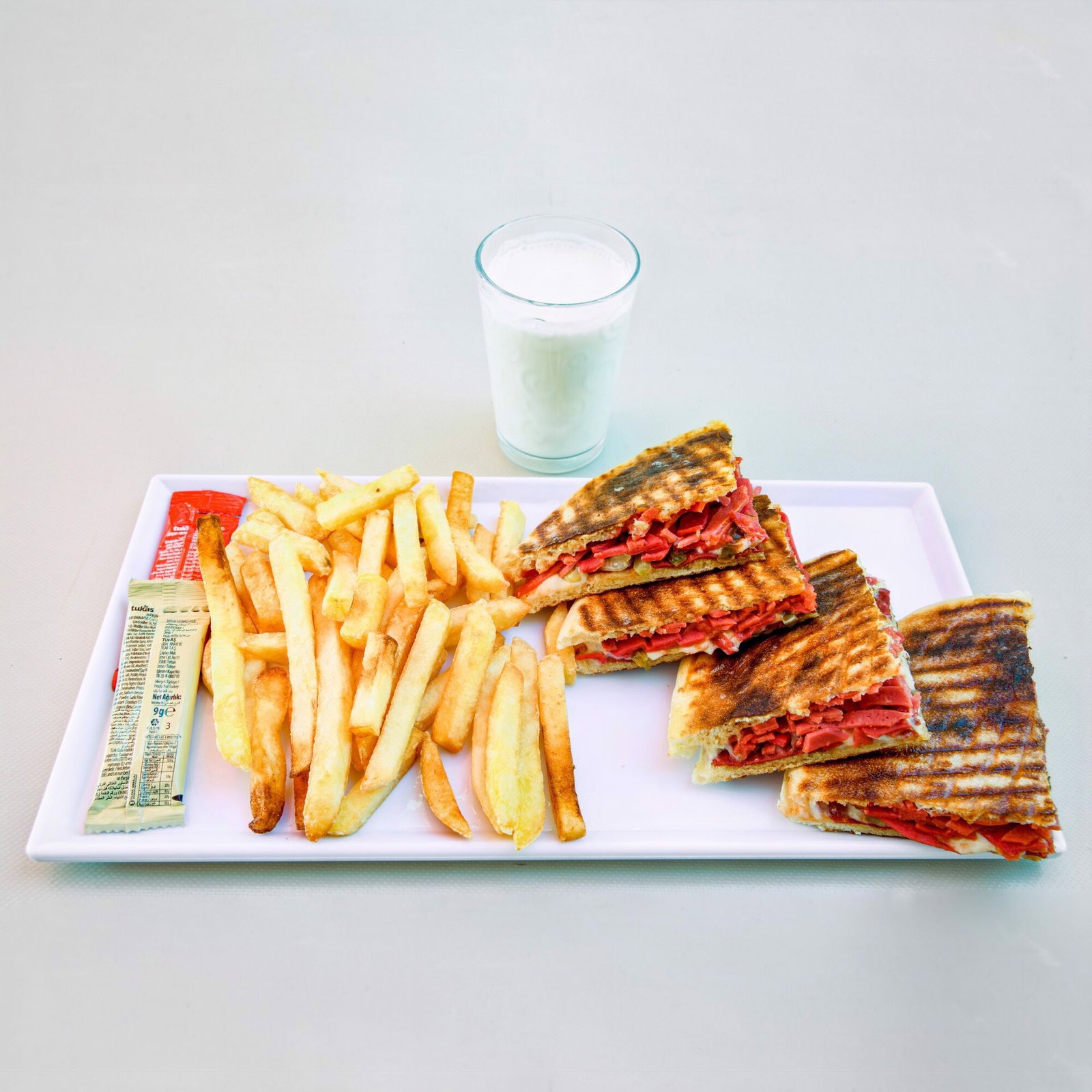 Bazlama Ekmeğine Kaşarlı Sucuklu Tost (2-3 Kişilik) Menü