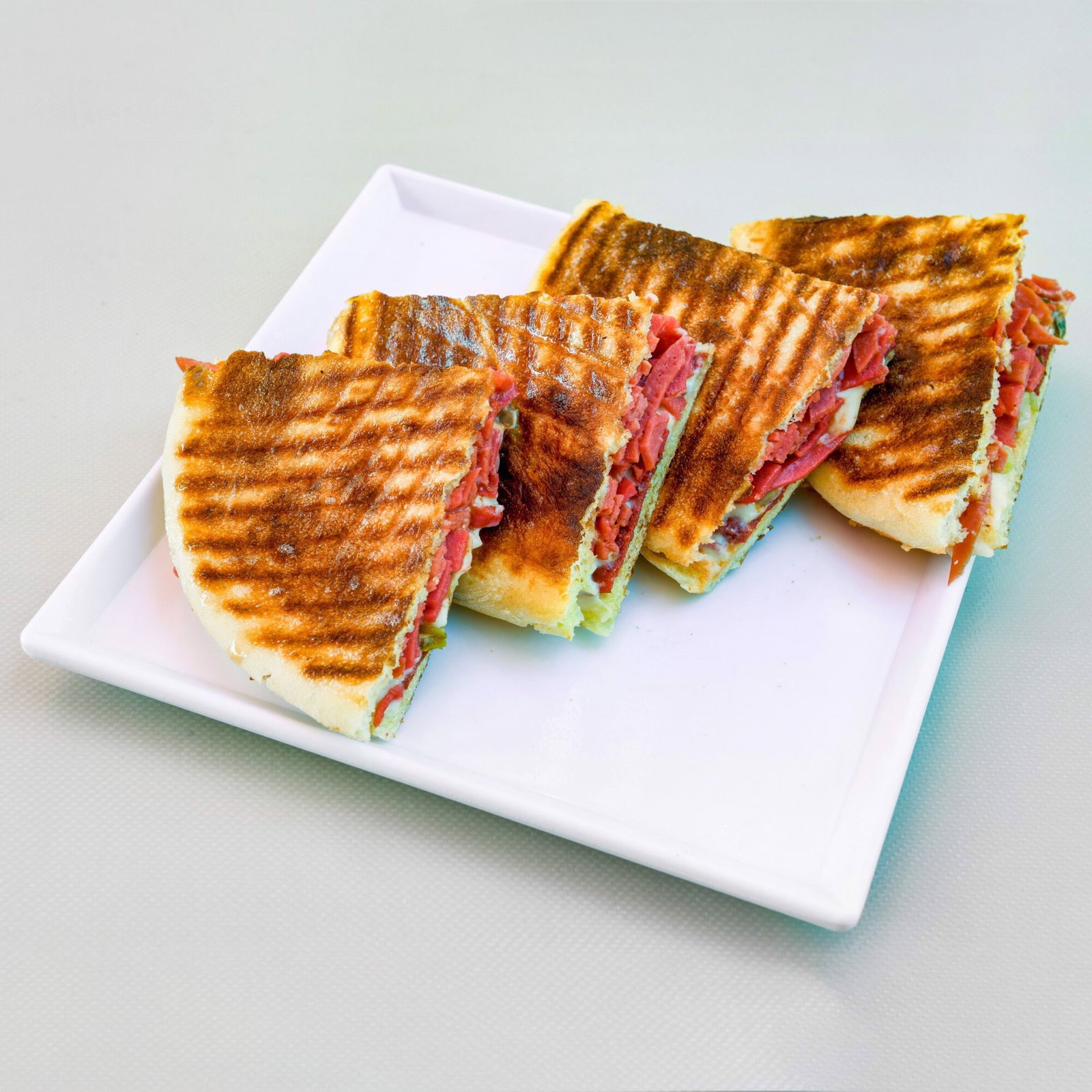 Bazlama Ekmeğine Kaşarlı Sucuklu Tost (2-3 Kişilik)