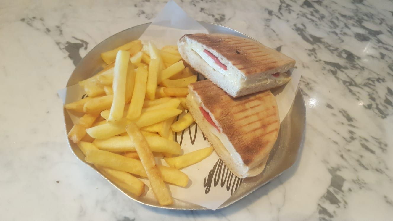 Bazlama Ekmeğine Kaşar Peynirli Sucuklu Tost