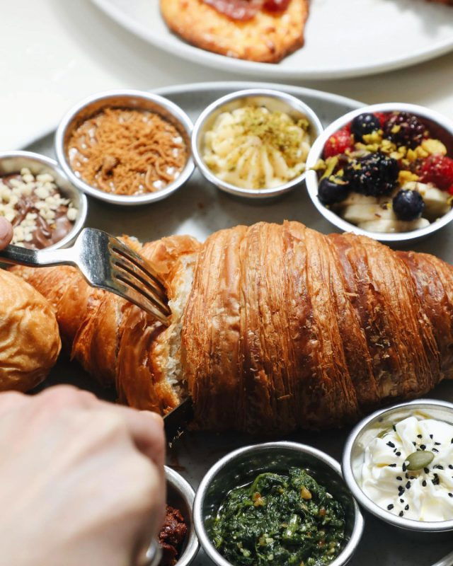 Brekkie Croissant & Cookie