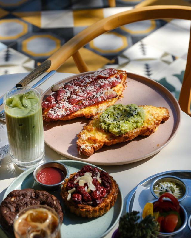 Brekkie Croissant & Cookie