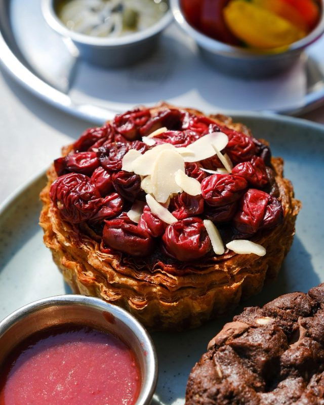 Brekkie Croissant & Cookie