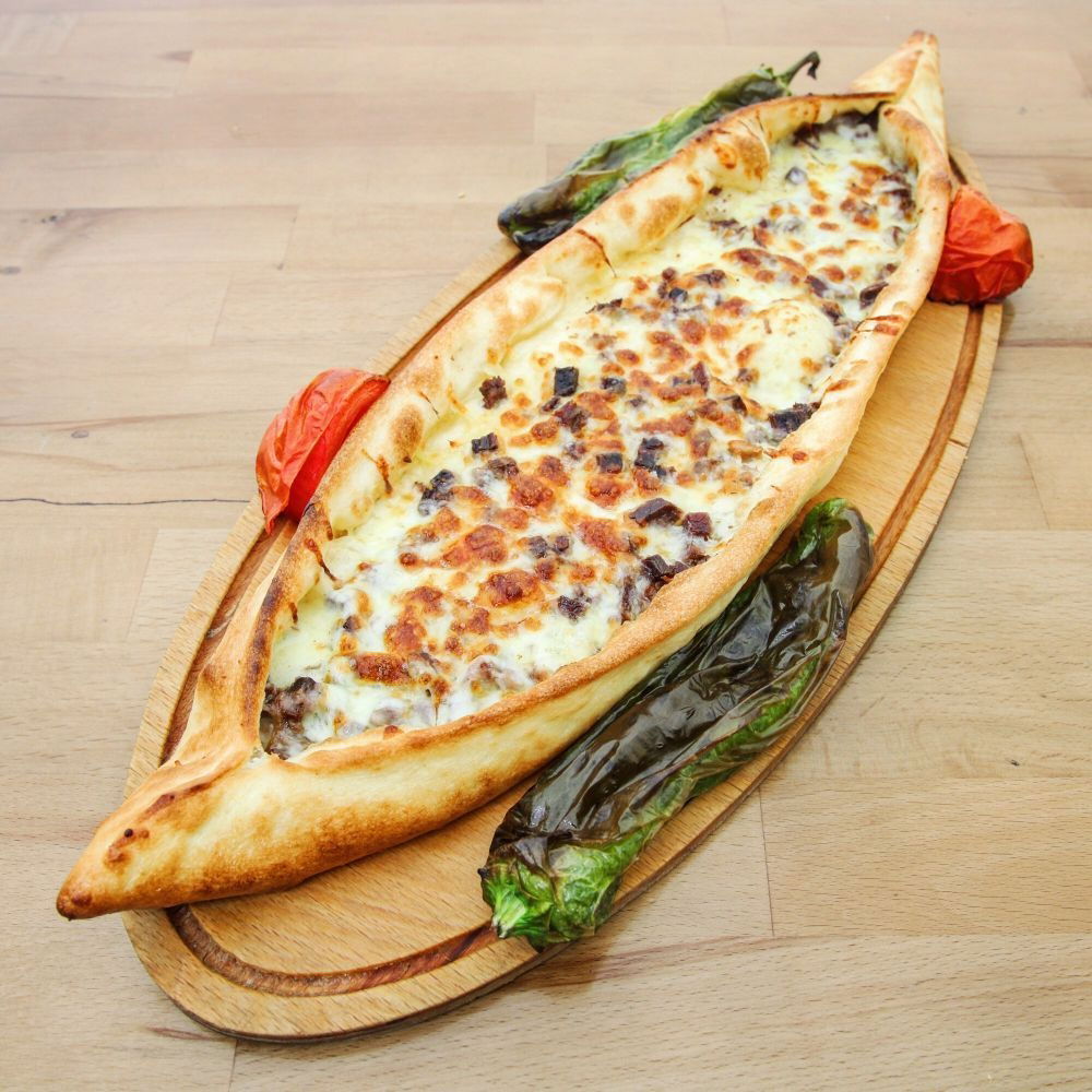 Kavurmalı Kaşarlı Yumurtalı Pide