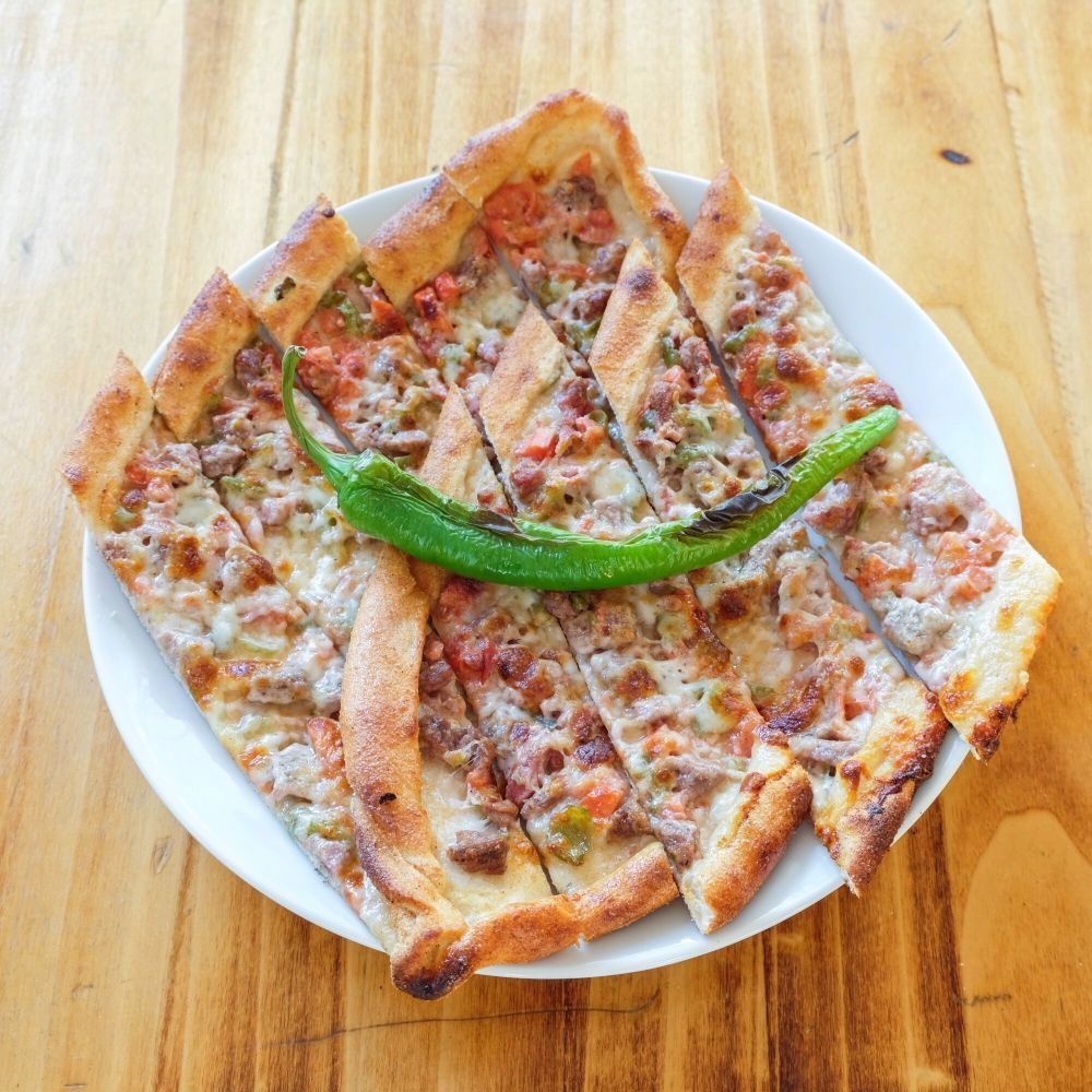 Kuşbaşılı Kaşarlı Yumurtalı Pide