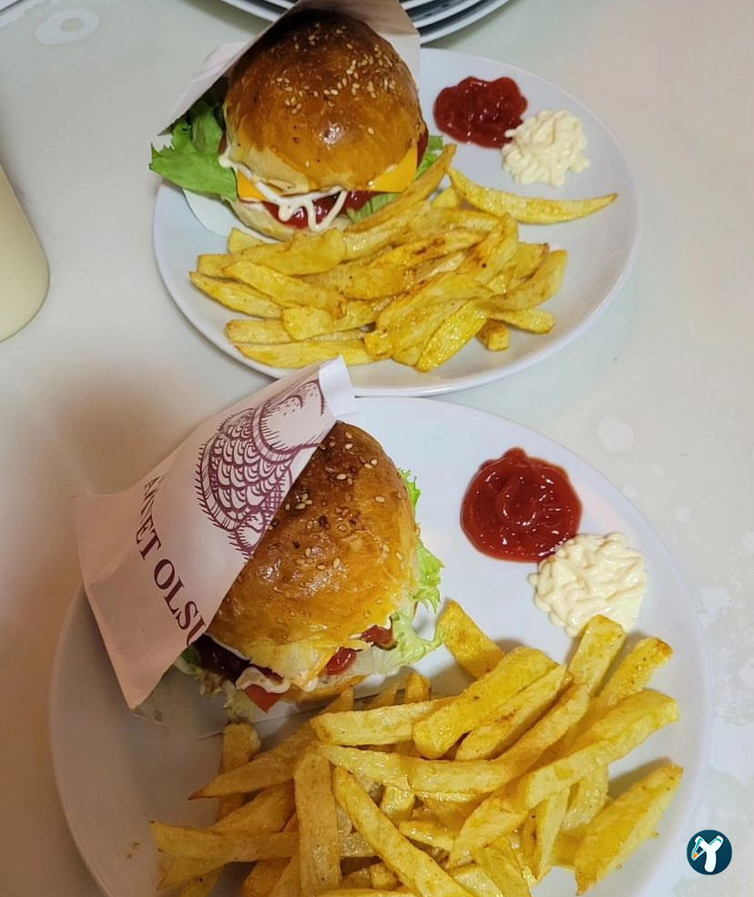 Akçam Cafe. Tost-Kumru