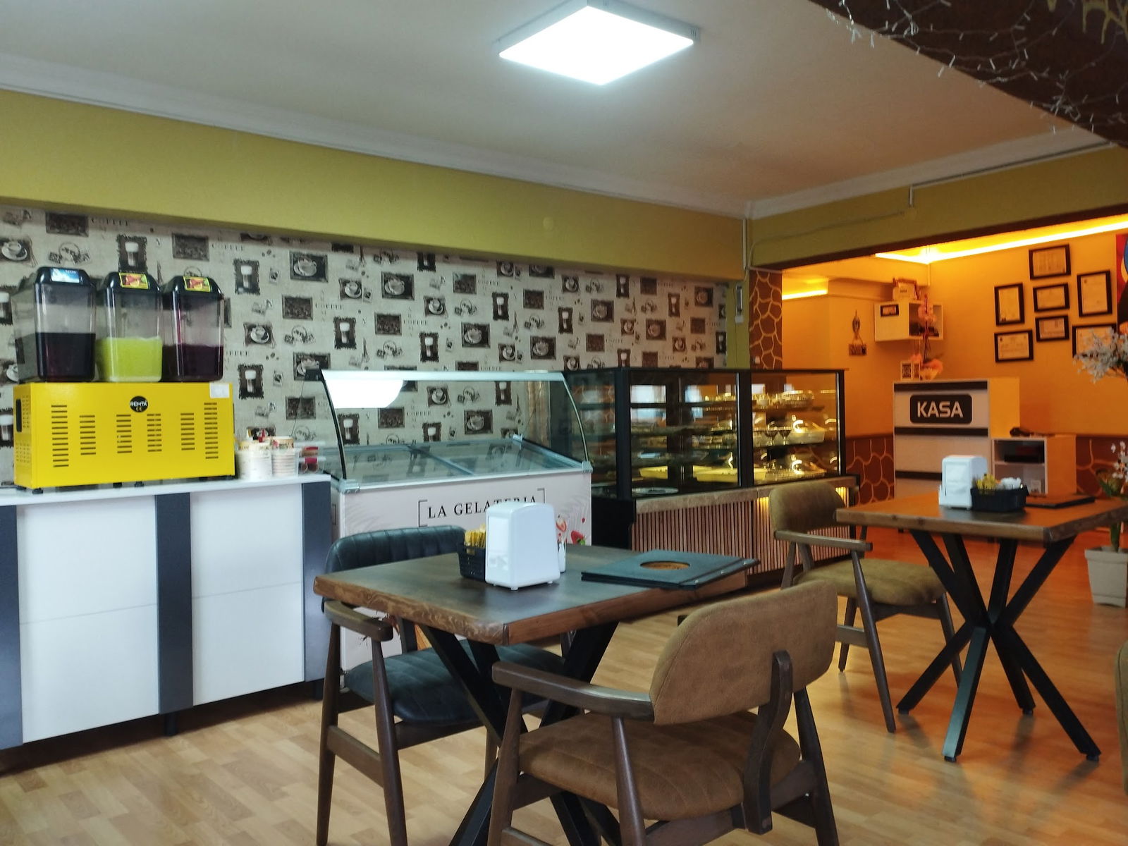 Akçam Cafe. Tost-Kumru