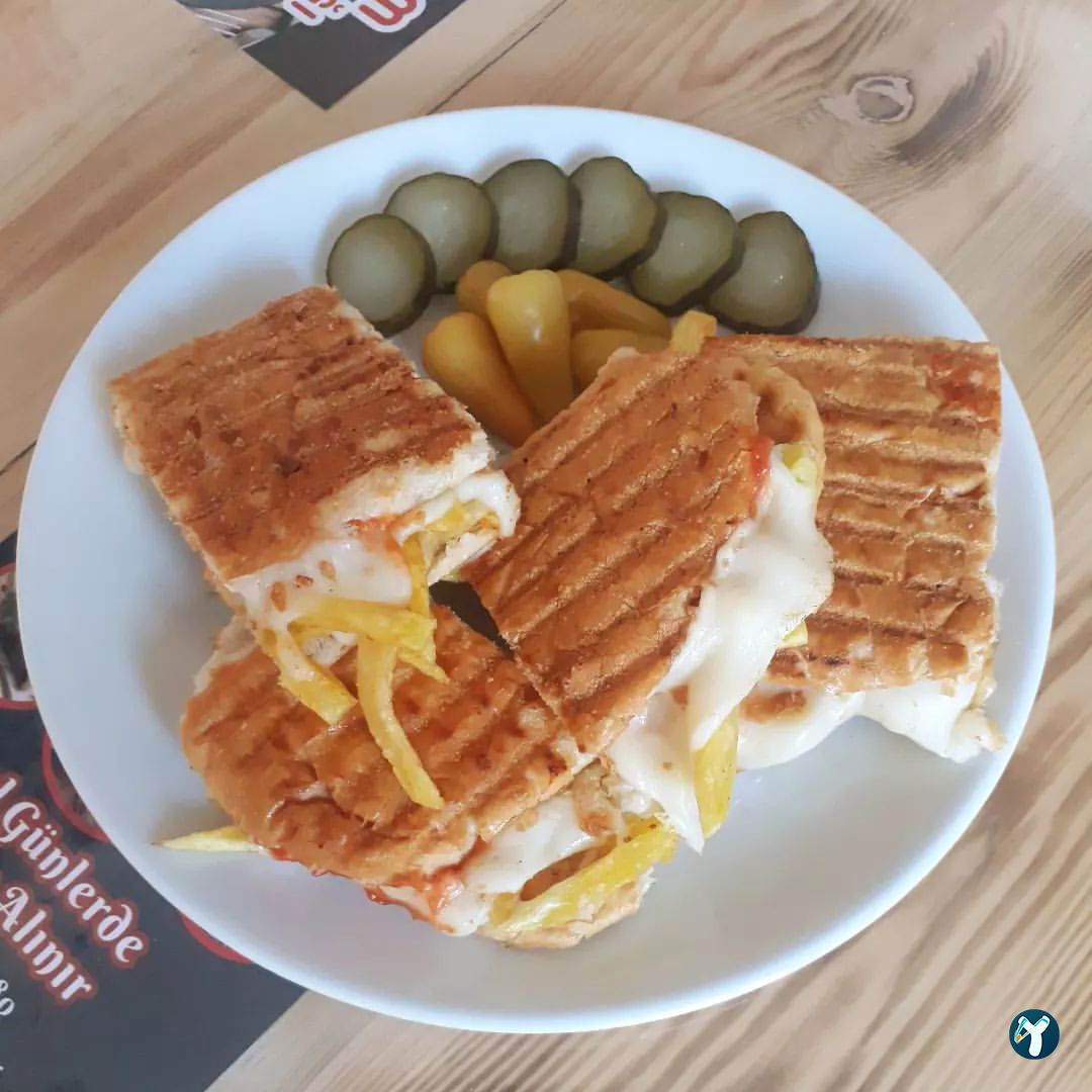 Akçam Cafe. Tost-Kumru