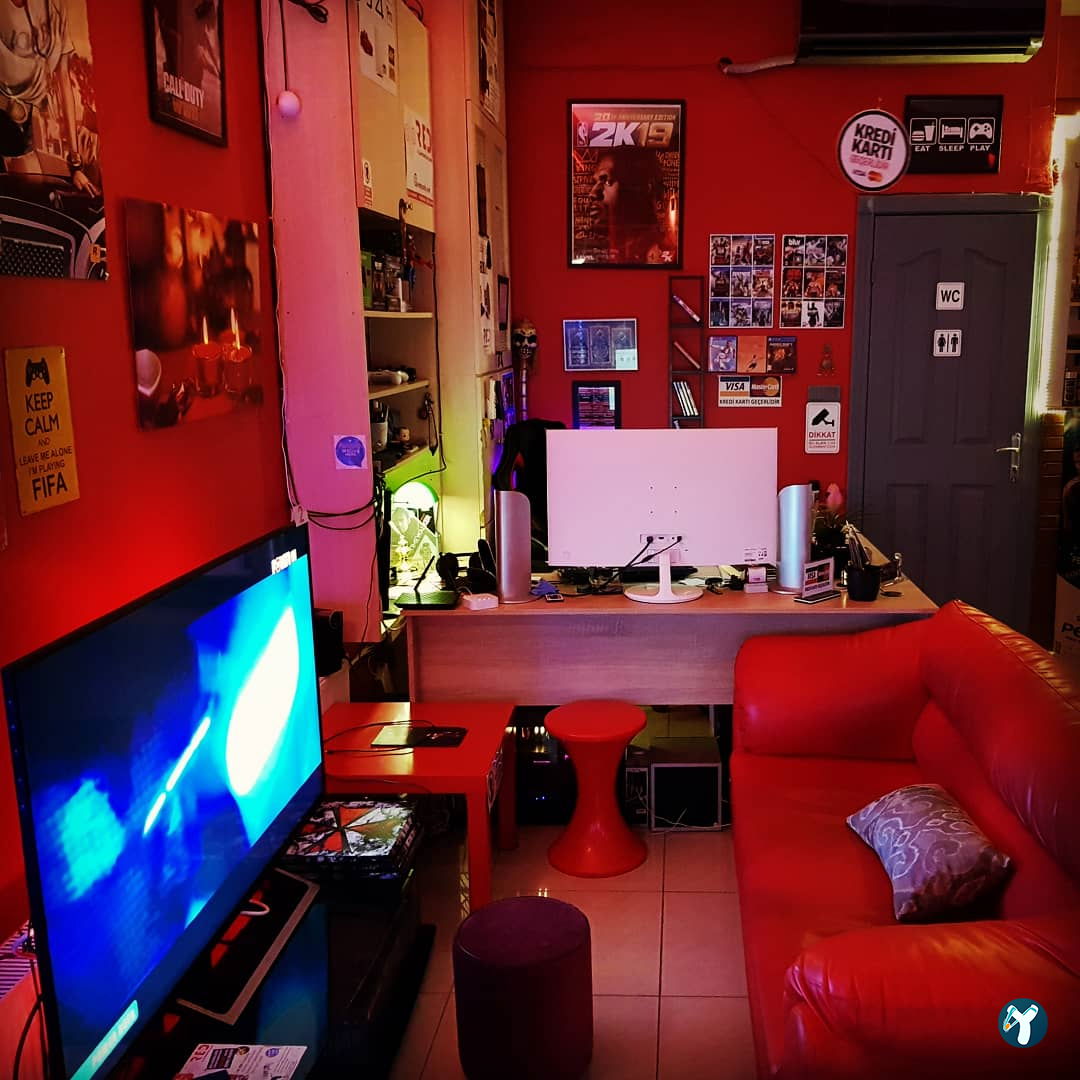 Red Playstation Cafe Ps5 Pro & Xbox