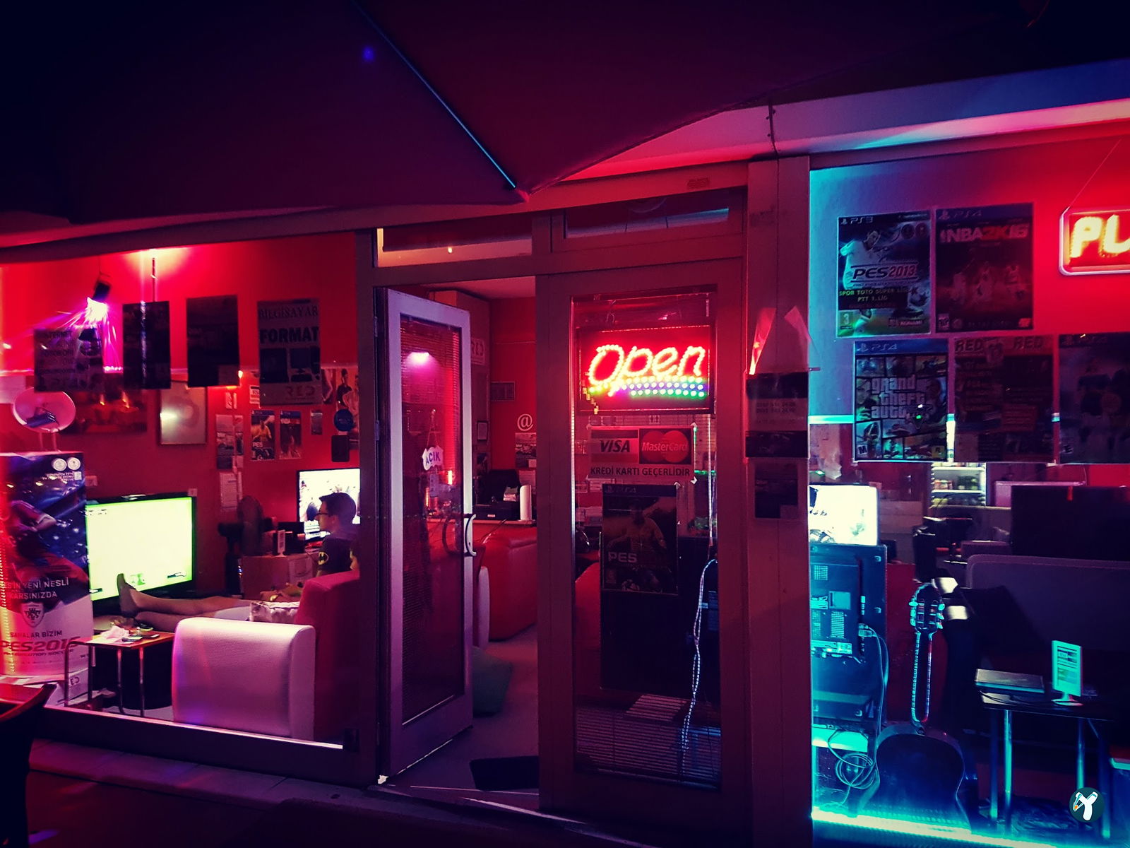 Red Playstation Cafe Ps5 Pro & Xbox
