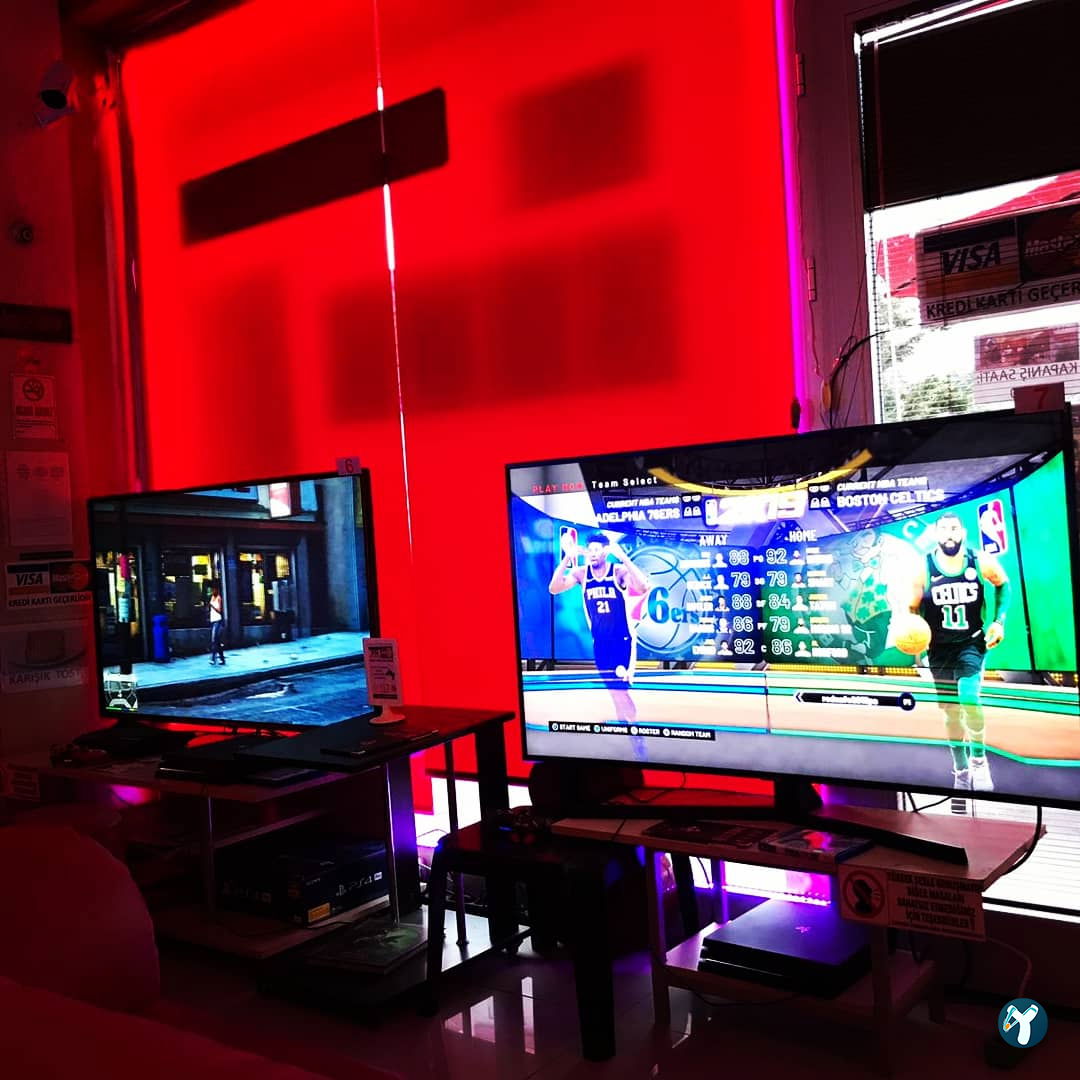 Red Playstation Cafe Ps5 Pro & Xbox