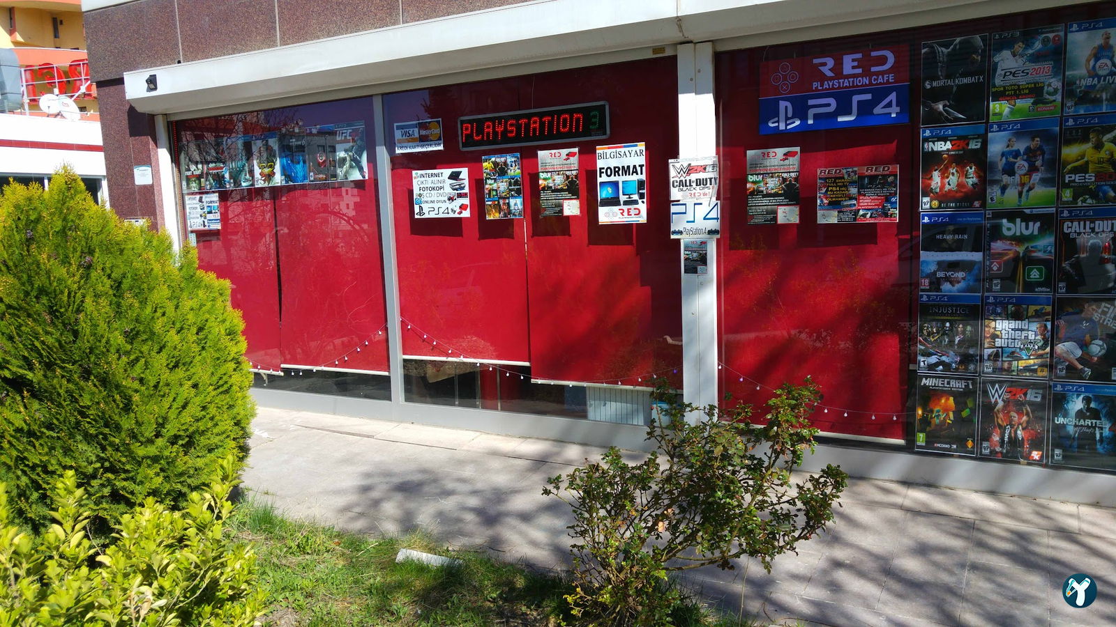 Red Playstation Cafe Ps5 Pro & Xbox