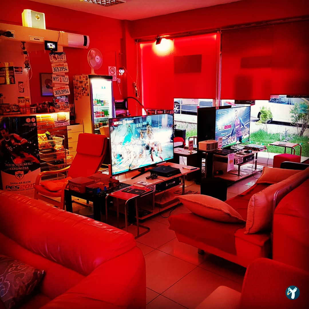 Red Playstation Cafe Ps5 Pro & Xbox