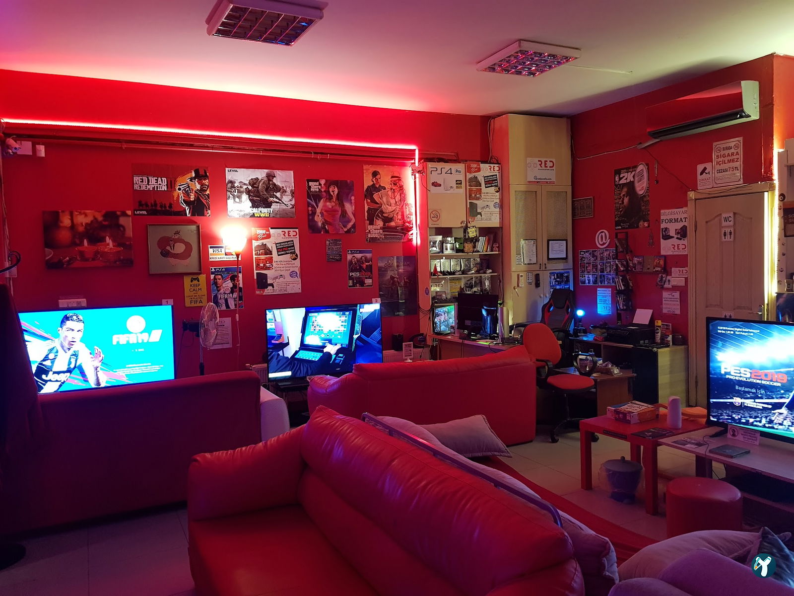 Red Playstation Cafe Ps5 Pro & Xbox