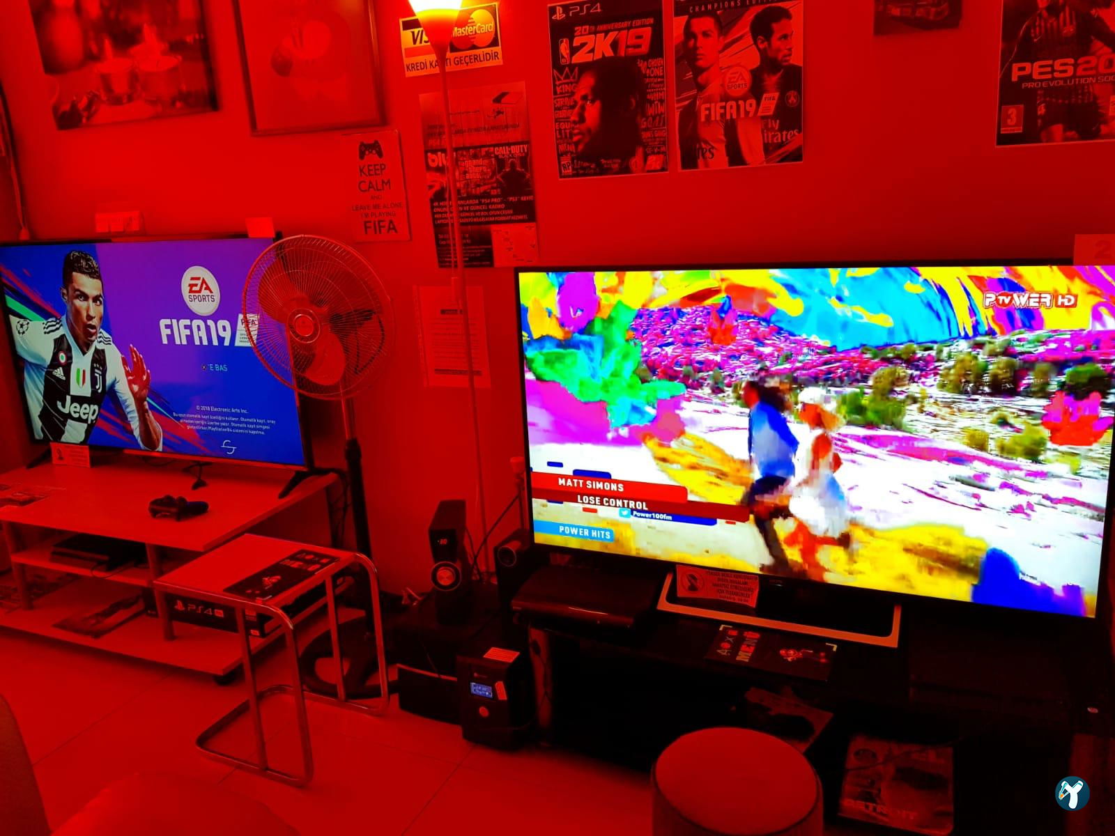 Red Playstation Cafe Ps5 Pro & Xbox