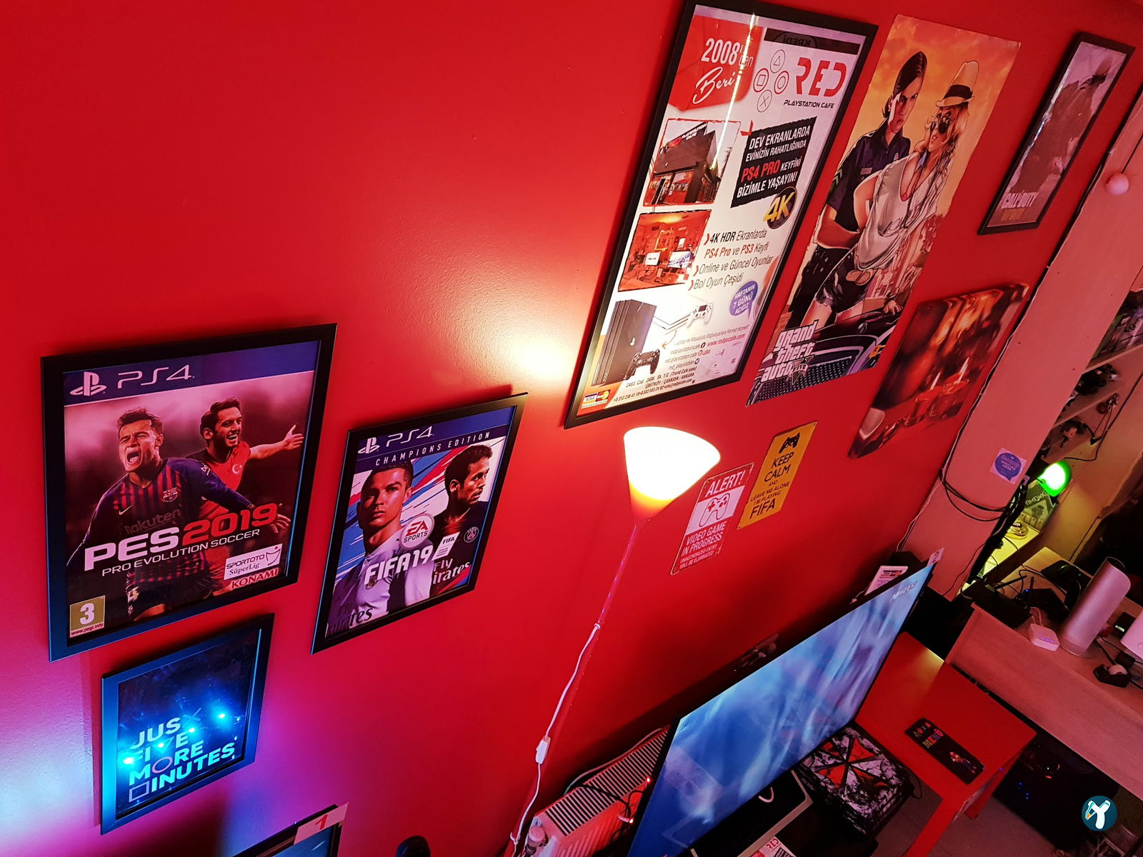 Red Playstation Cafe Ps5 Pro & Xbox