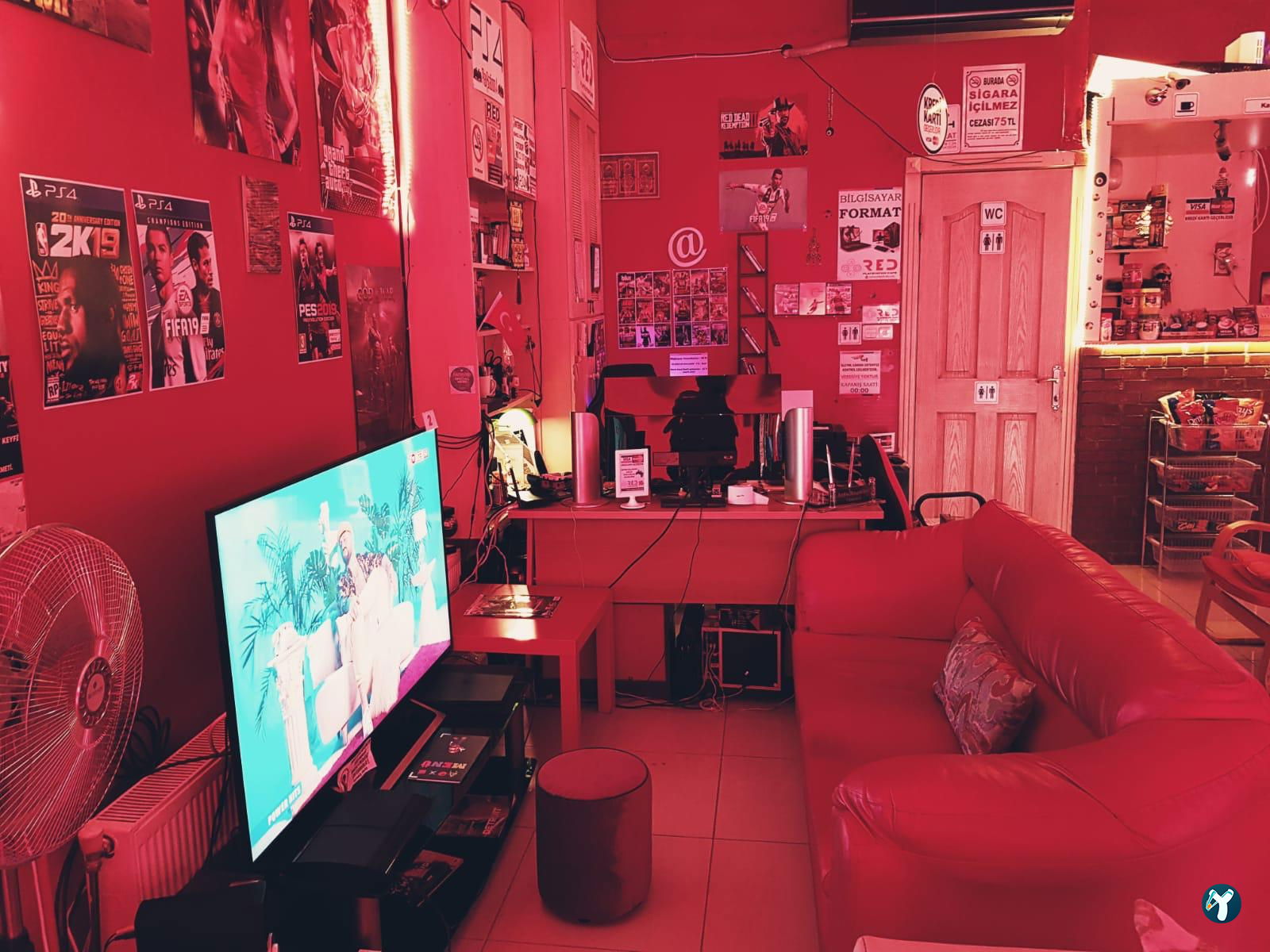 Red Playstation Cafe Ps5 Pro & Xbox