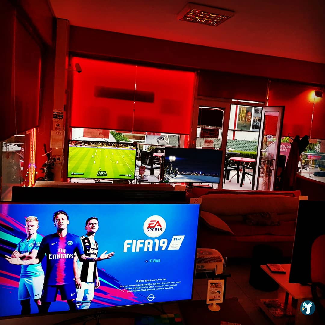 Red Playstation Cafe Ps5 Pro & Xbox