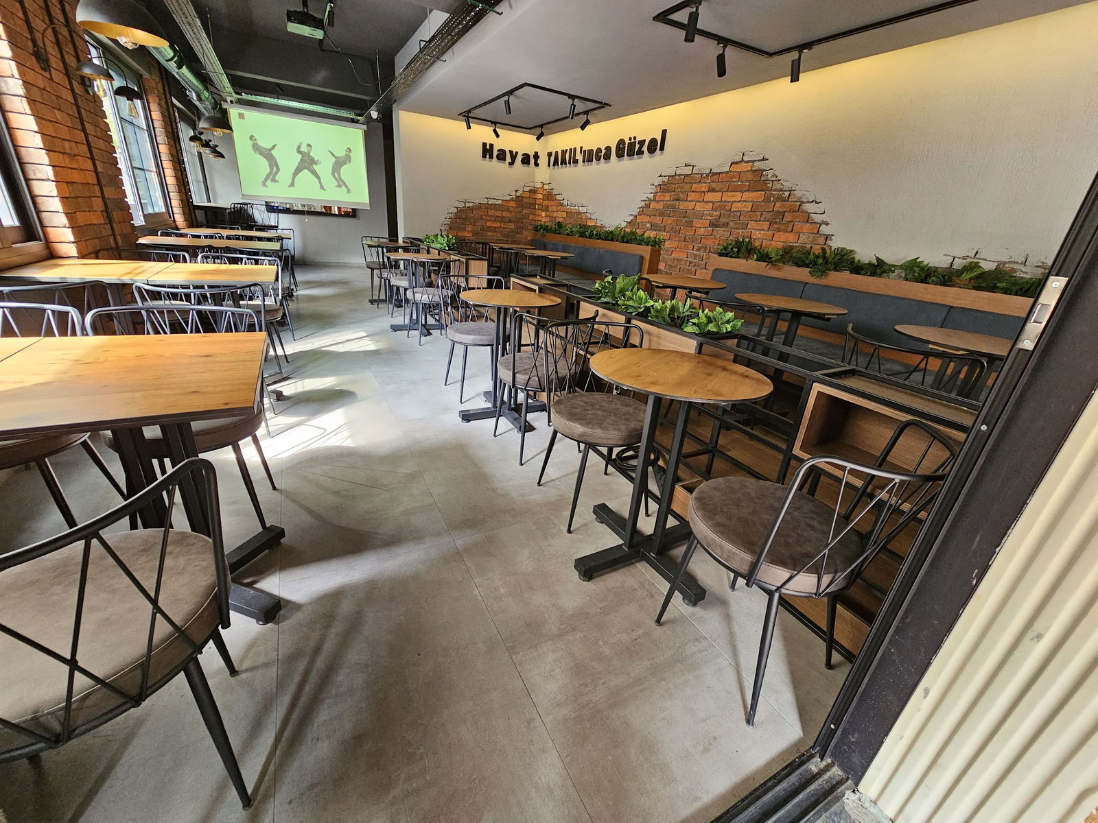 Takıl Cafe Ve Bar | Bornova Bar | Bornova Alkollü Mekan | Bornova Eğlenceli Mekan | Bornova Cafe