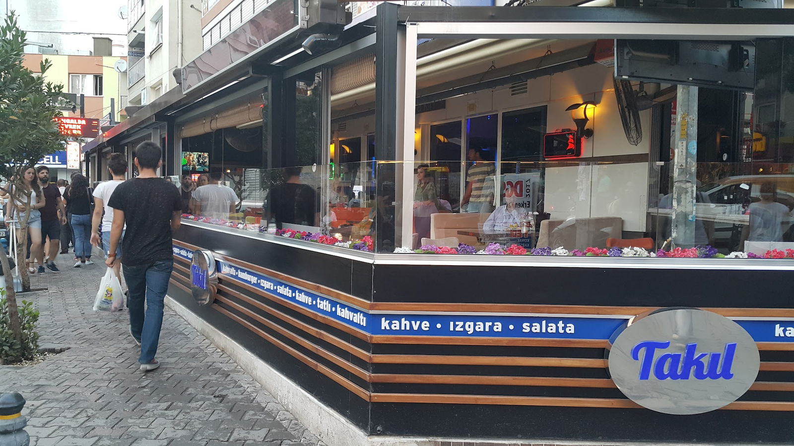 Takıl Cafe Ve Bar | Bornova Bar | Bornova Alkollü Mekan | Bornova Eğlenceli Mekan | Bornova Cafe