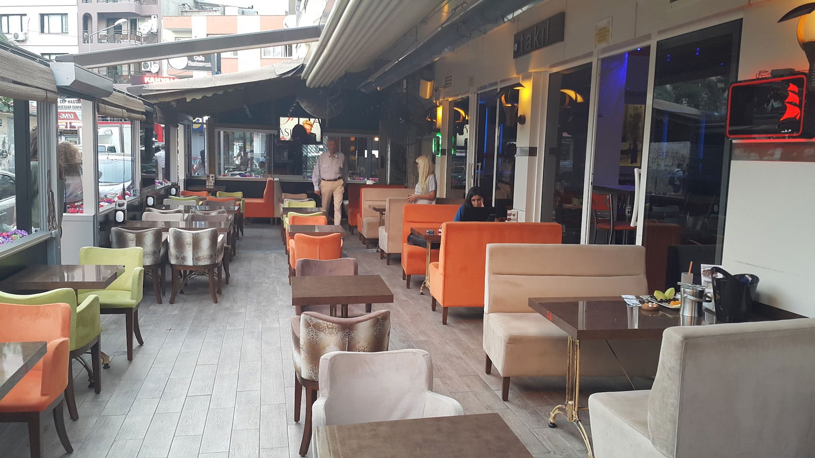 Takıl Cafe Ve Bar | Bornova Bar | Bornova Alkollü Mekan | Bornova Eğlenceli Mekan | Bornova Cafe