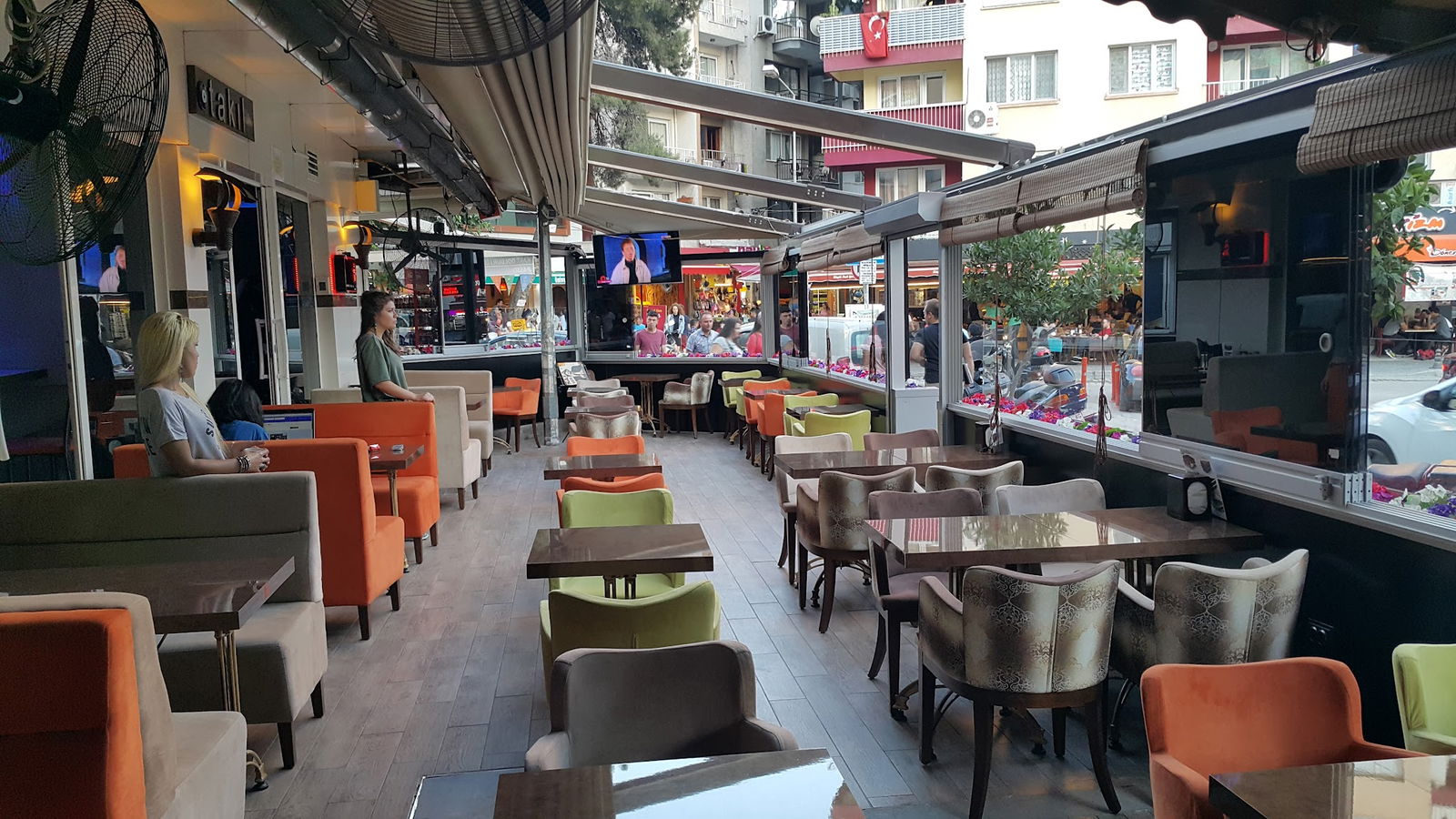 Takıl Cafe Ve Bar | Bornova Bar | Bornova Alkollü Mekan | Bornova Eğlenceli Mekan | Bornova Cafe