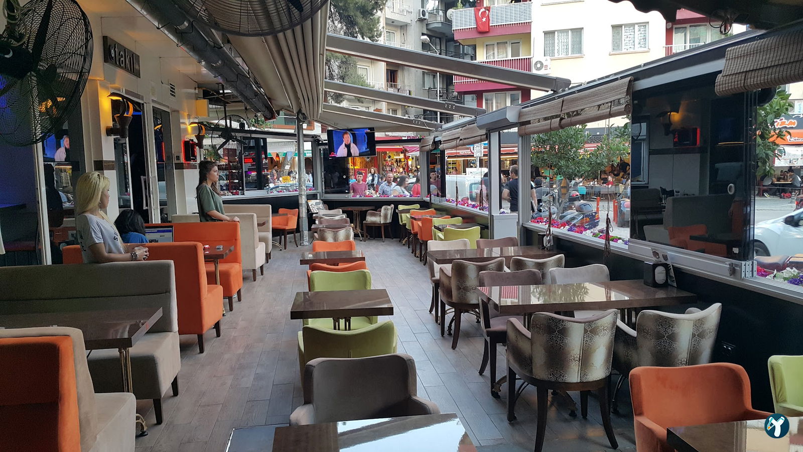 Takıl Cafe Ve Bar | Bornova Bar | Bornova Alkollü Mekan | Bornova Eğlenceli Mekan | Bornova Cafe