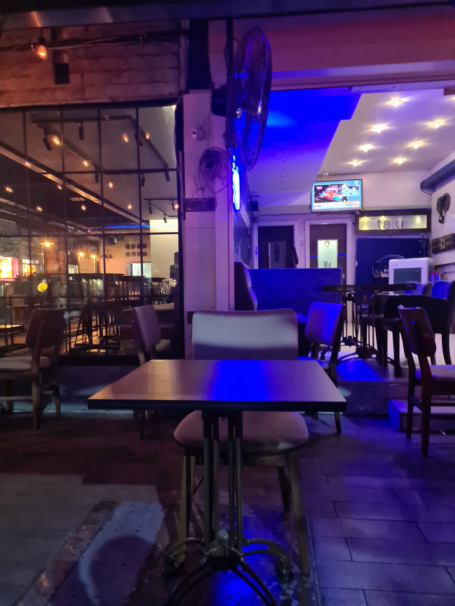 Takıl Cafe Ve Bar | Bornova Bar | Bornova Alkollü Mekan | Bornova Eğlenceli Mekan | Bornova Cafe