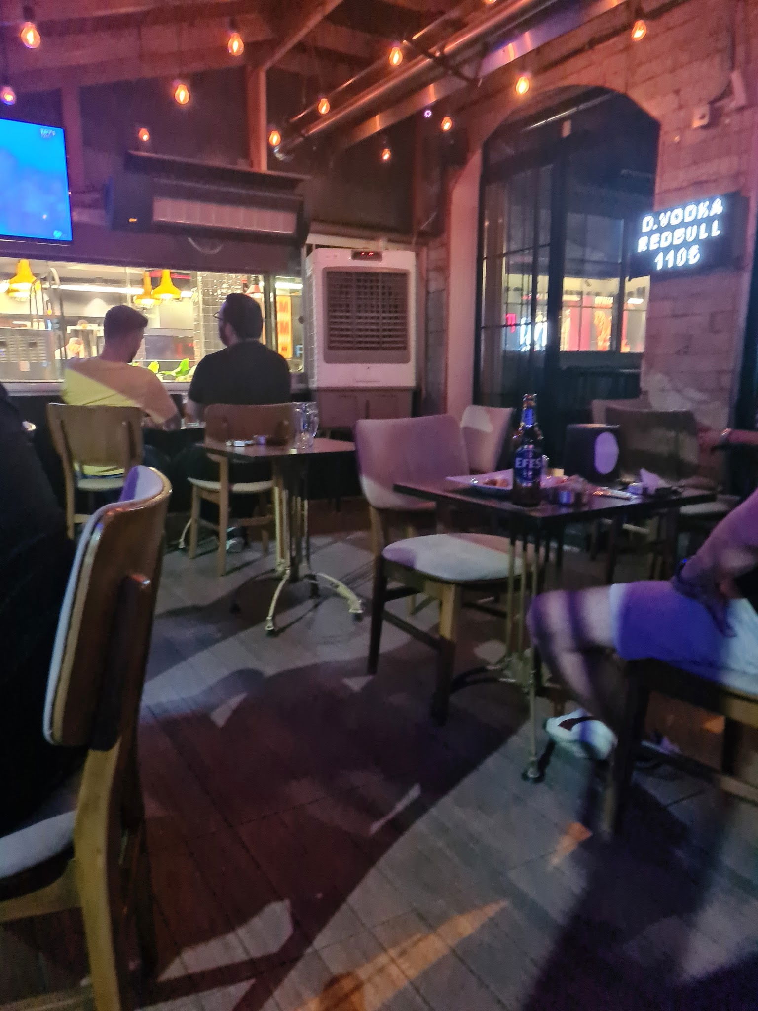 Takıl Cafe Ve Bar | Bornova Bar | Bornova Alkollü Mekan | Bornova Eğlenceli Mekan | Bornova Cafe