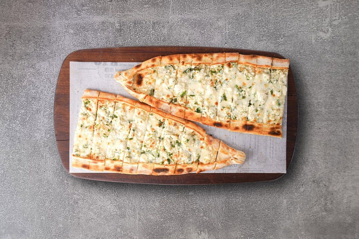 Dört Peynirli Maydanozlu Pide