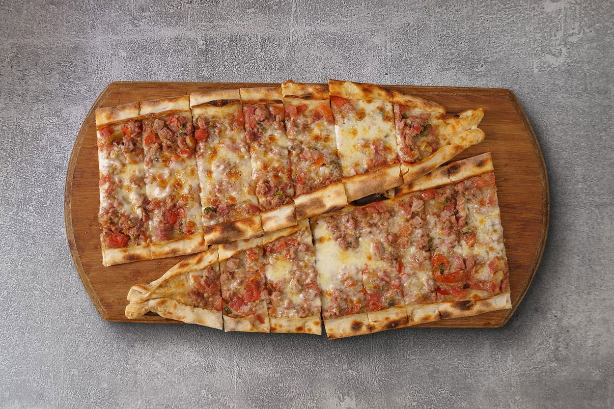 Kuşbaşılı Kaşarlı Pide