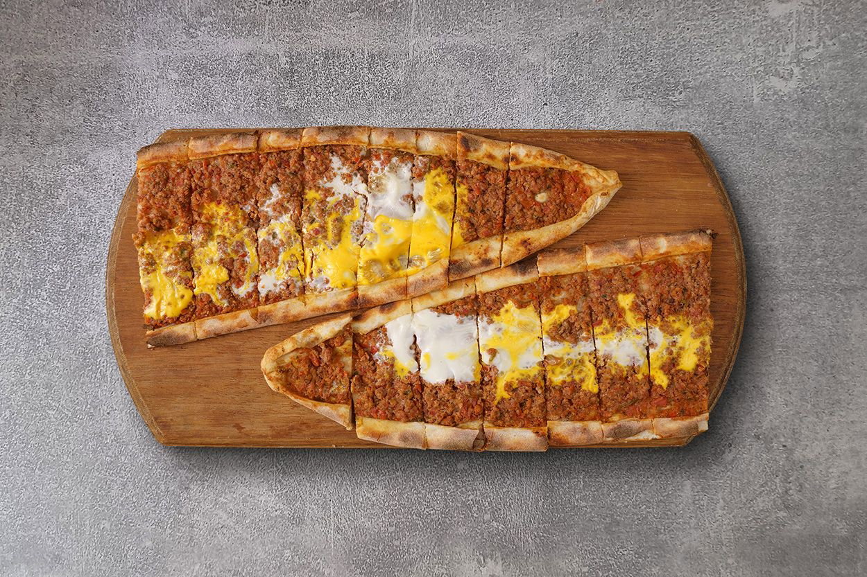 Kıymalı Yumurtalı Pide